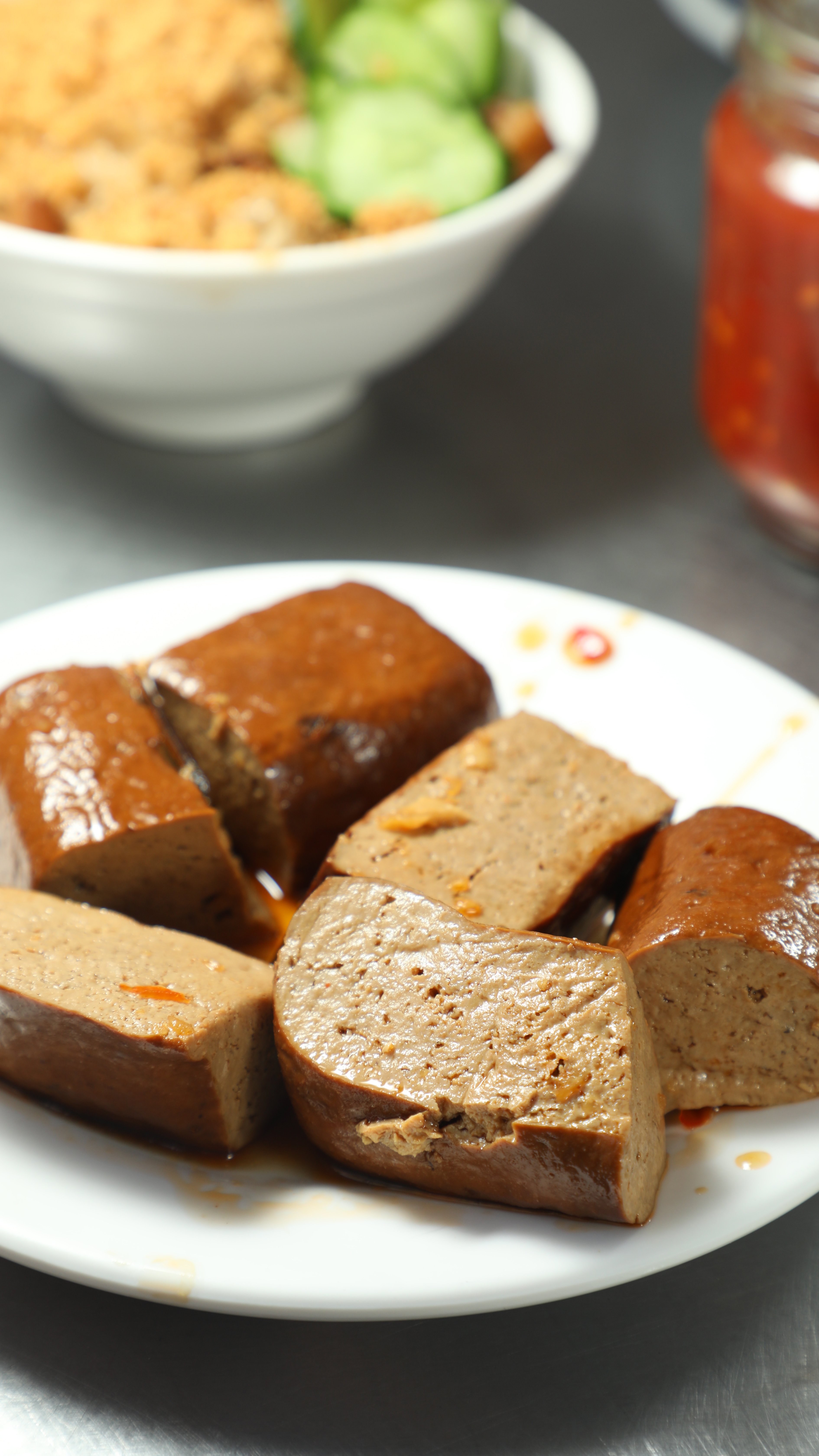 「萬全肉圓」老闆娘祕製的閉嘴豆乾也相當美味，滷得入味多汁。（何宗昇攝）