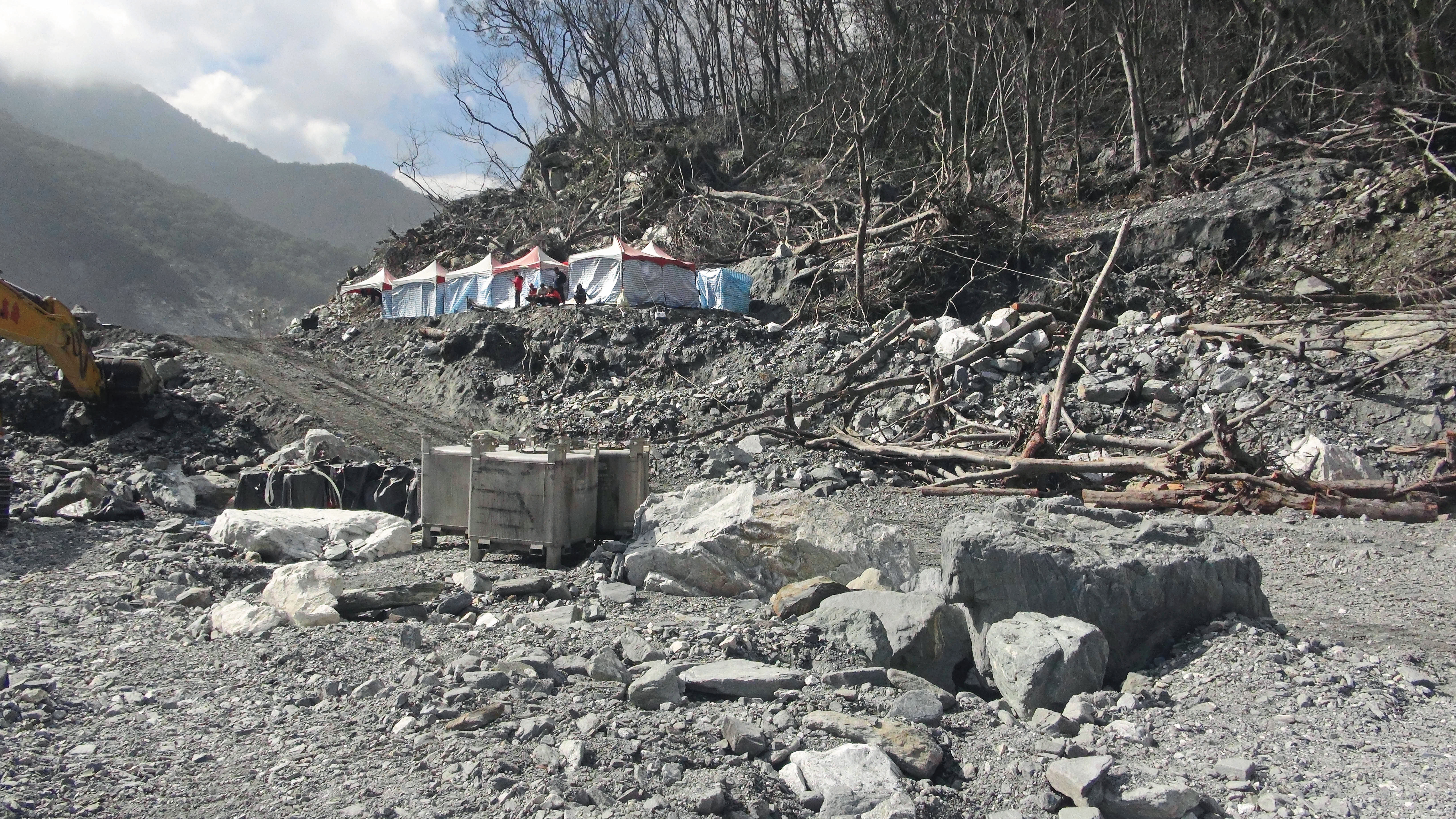 營地條件簡陋,堰塞湖降挖到幾近乾涸時,團隊提取的水要放置好幾小時才能沉澱出堪喝的水質。(林保署提供)