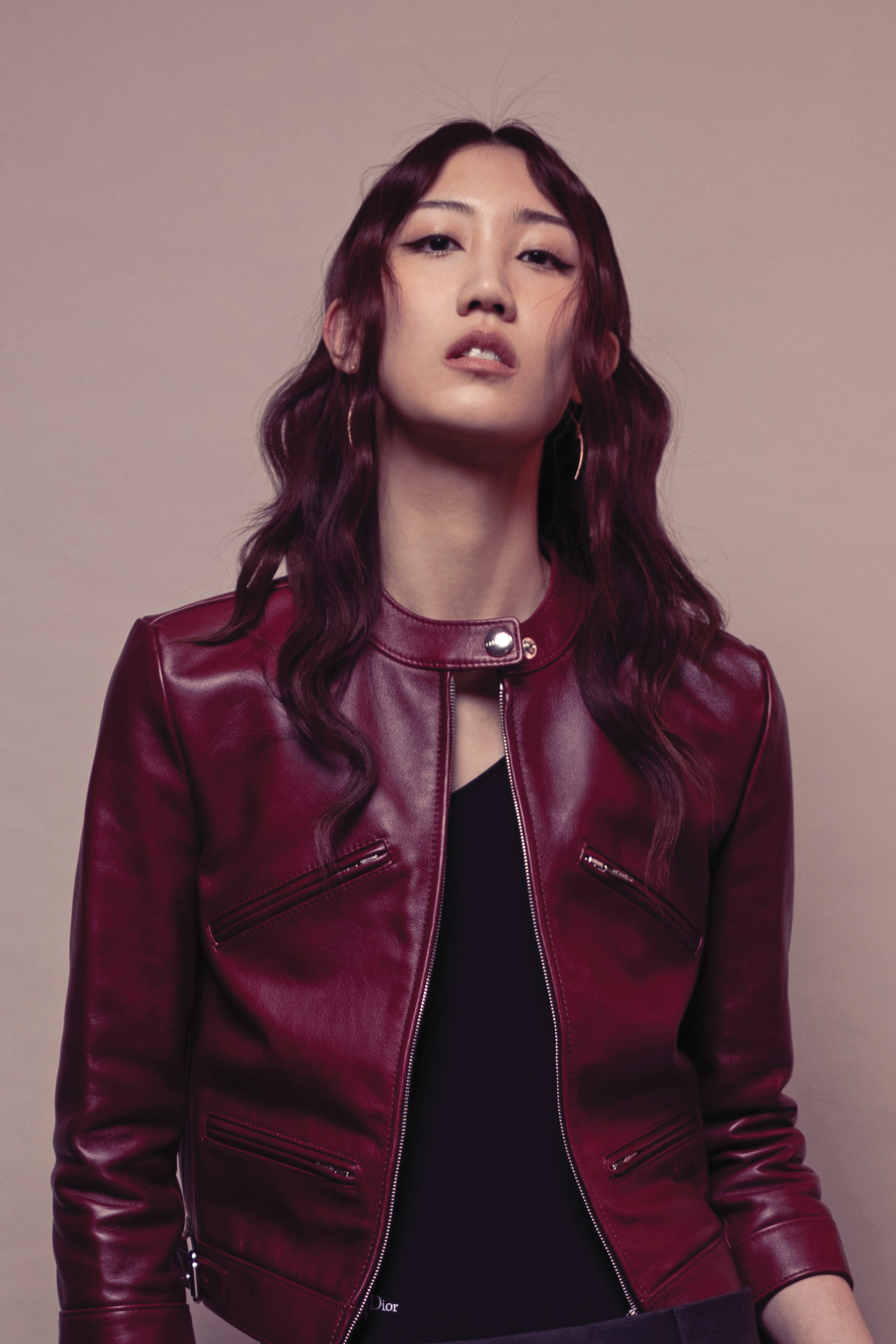 紅色皮衣外套 NT$189,000 by GUCCI／黑色連身衣 NT$68,000 by DIOR／灰色寬褲 NT$56,400 by GUCCI／JUDY繫踝高跟鞋 價格店洽 by CELINE BY HEDI SLIMANE／Mercy系列18K玫瑰金耳環 NT$34,900 by GEORG JENSEN／金色手環  價格店洽 by FERRAGAMO／Mercy系列18K玫瑰金戒指 NT$88,300 by GEORG JENSEN／Fusion系列18K白金與黑陶瓷戒指 NT$45,500 by GEORG JENSEN／Fusion系列金戒指NT$71,000 by GEORG JENSEN
