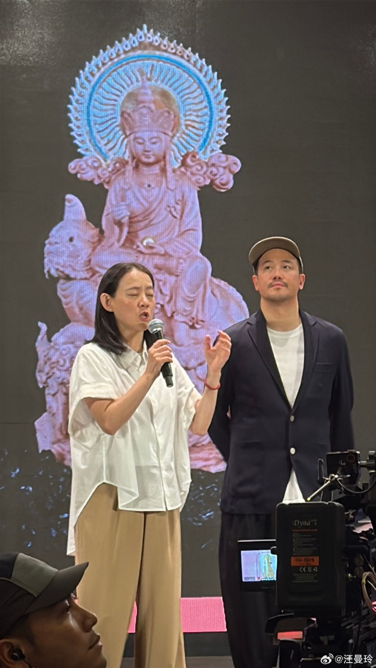 曾寶儀（左）和弟弟曾國祥（右）替老爸慶生。（翻攝汪曼玲微博）