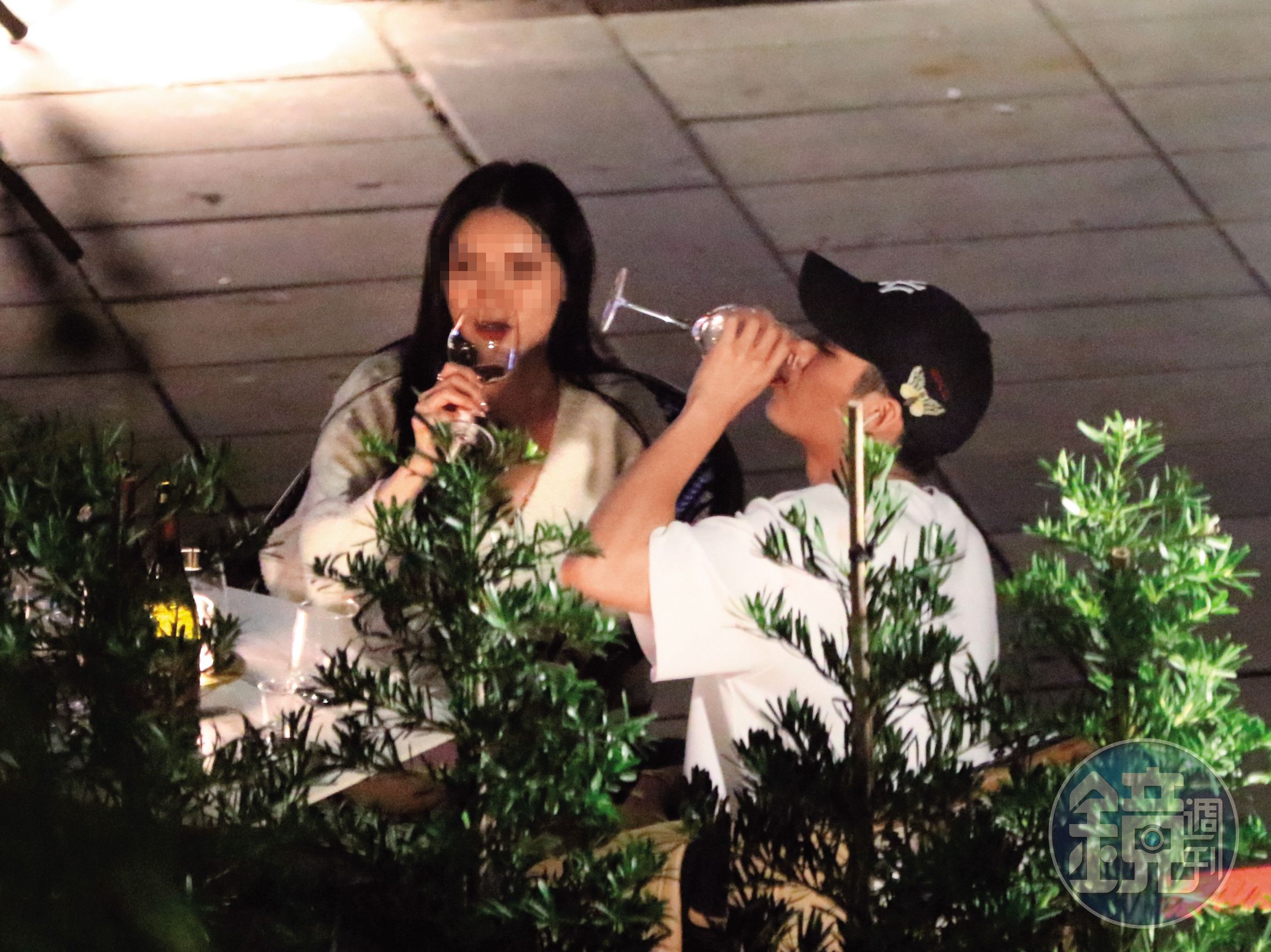 11/29 00:15 陳奕和長髮女在路邊餐酒館的戶外座位區喝酒聊天