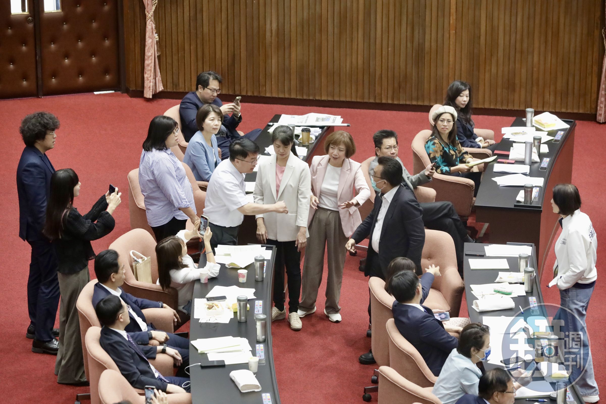 民進黨立委吳秉叡不滿民眾黨立委配合國民黨將國安修法草案退回，憤而上前理論。