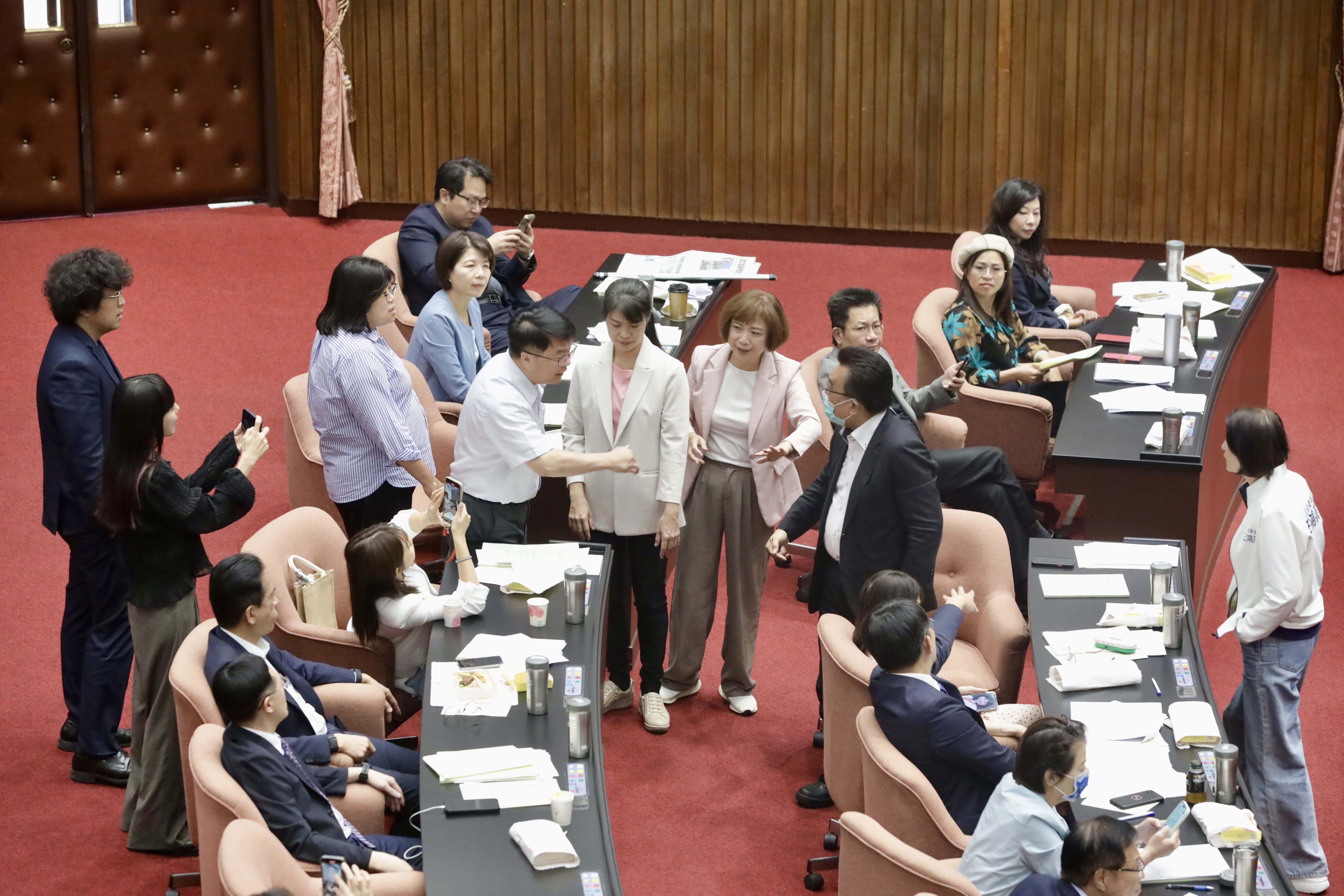 民進黨立委吳秉叡不滿民眾黨立委配合國民黨將國安修法草案退回，憤而上前理論。