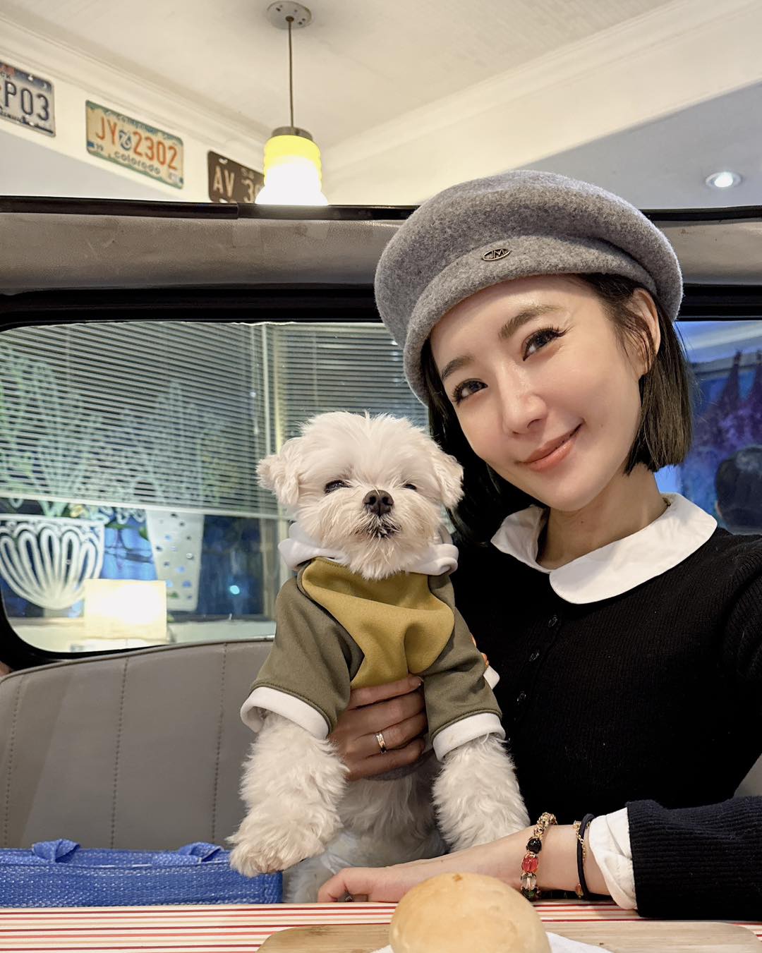 羅巧倫和愛犬BIBI形影不離。(翻攝自羅巧倫臉書)