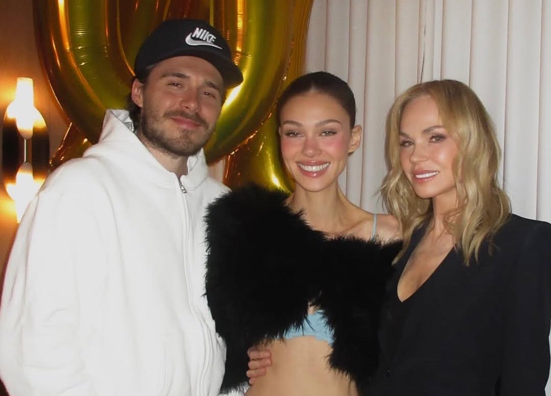 布魯克林（左起）與妻子妮寇拉陪岳母克勞蒂亞慶祝71歲生日，氣氛溫馨。（翻攝nicolaannepeltzbeckham IG）