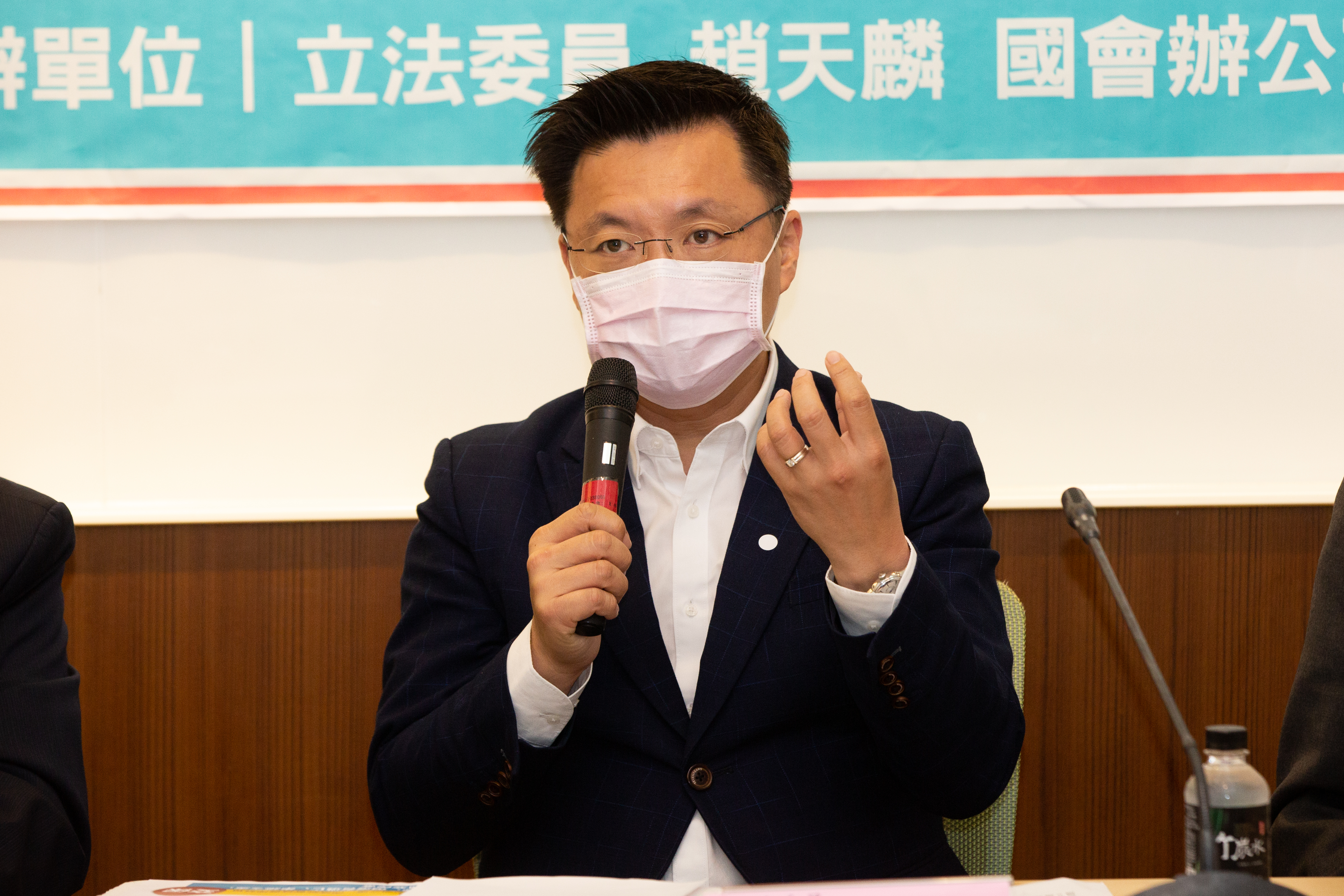 立委趙天麟（圖）相當愛妻子，未料卻流出與中國女子親密接吻照片。（本刊資料照）