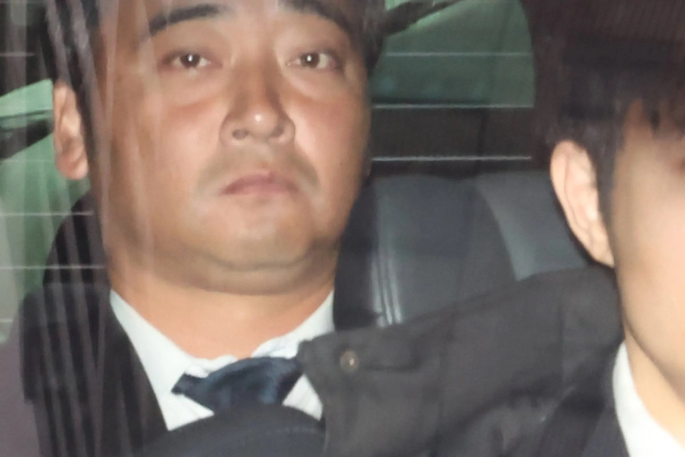 日本搞笑團體「叢林口袋」43歲前成員齊藤慎二涉嫌於2024年7月在東京都新宿區1輛外景巴士內,對1名20多歲女性施加性暴力。(翻攝畫面)
