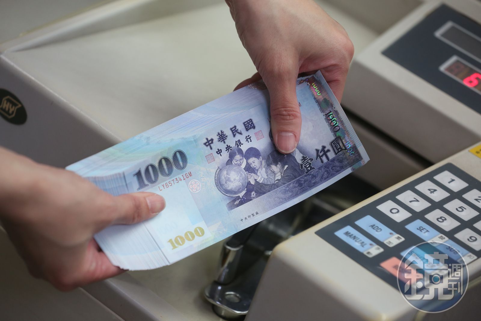 超商店員最怕新鈔!收到先揉爛?原因曝光全網秒懂