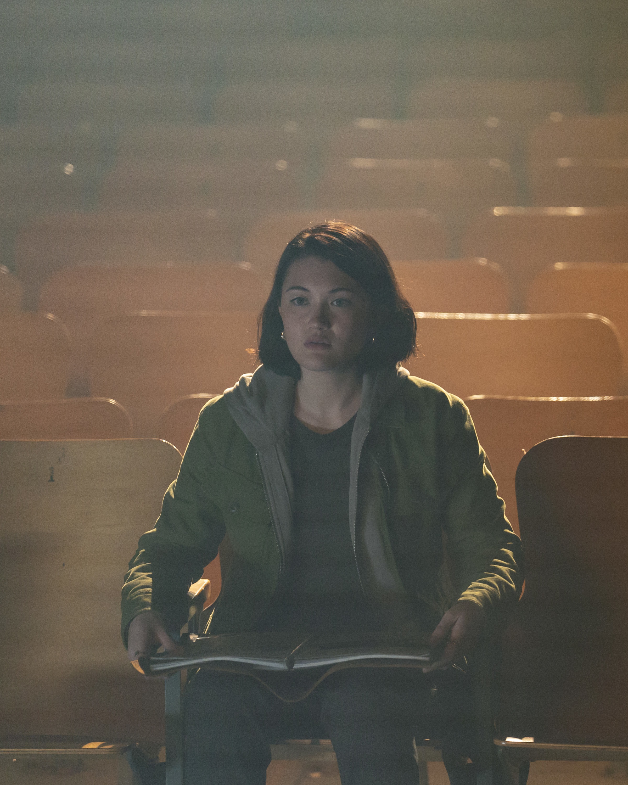 瑪格撿到了一本剪貼簿,可以讓她回到20年前的時空,一窺當年悲劇慘案發生的背後真相。(Disney+提供)