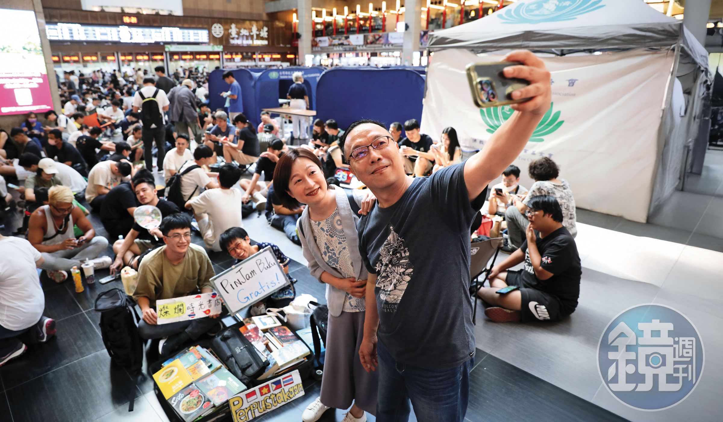 因為Erin的心聲，張正與廖雲章2015年開設「燦爛時光」書店，專門提供東南亞語文書籍讓移工借閱。書店今年結束，但仍以行動圖書館方式延續，志工每週日將書帶到台北車站供移工借閱。