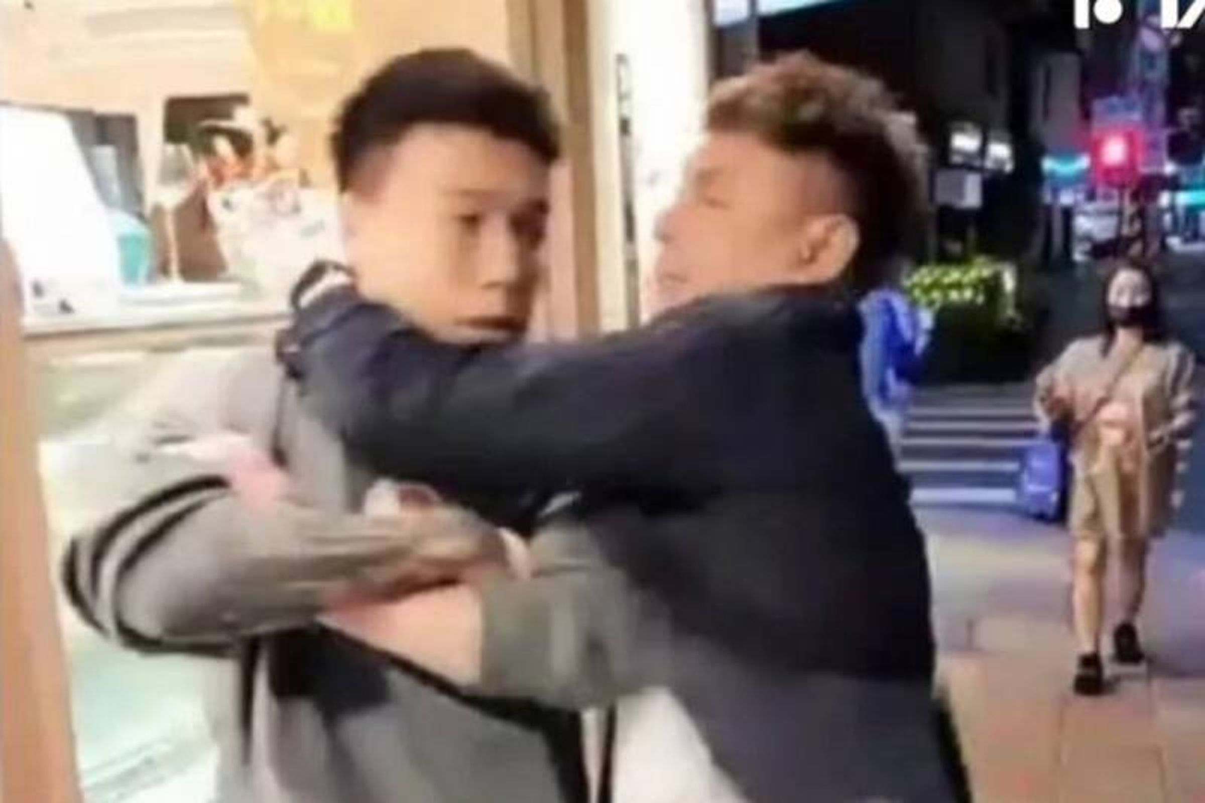 超哥（右）不滿Toyz（左）嫌棄自家餐廳難吃，氣得當街毆打對方。（翻攝YouTube）