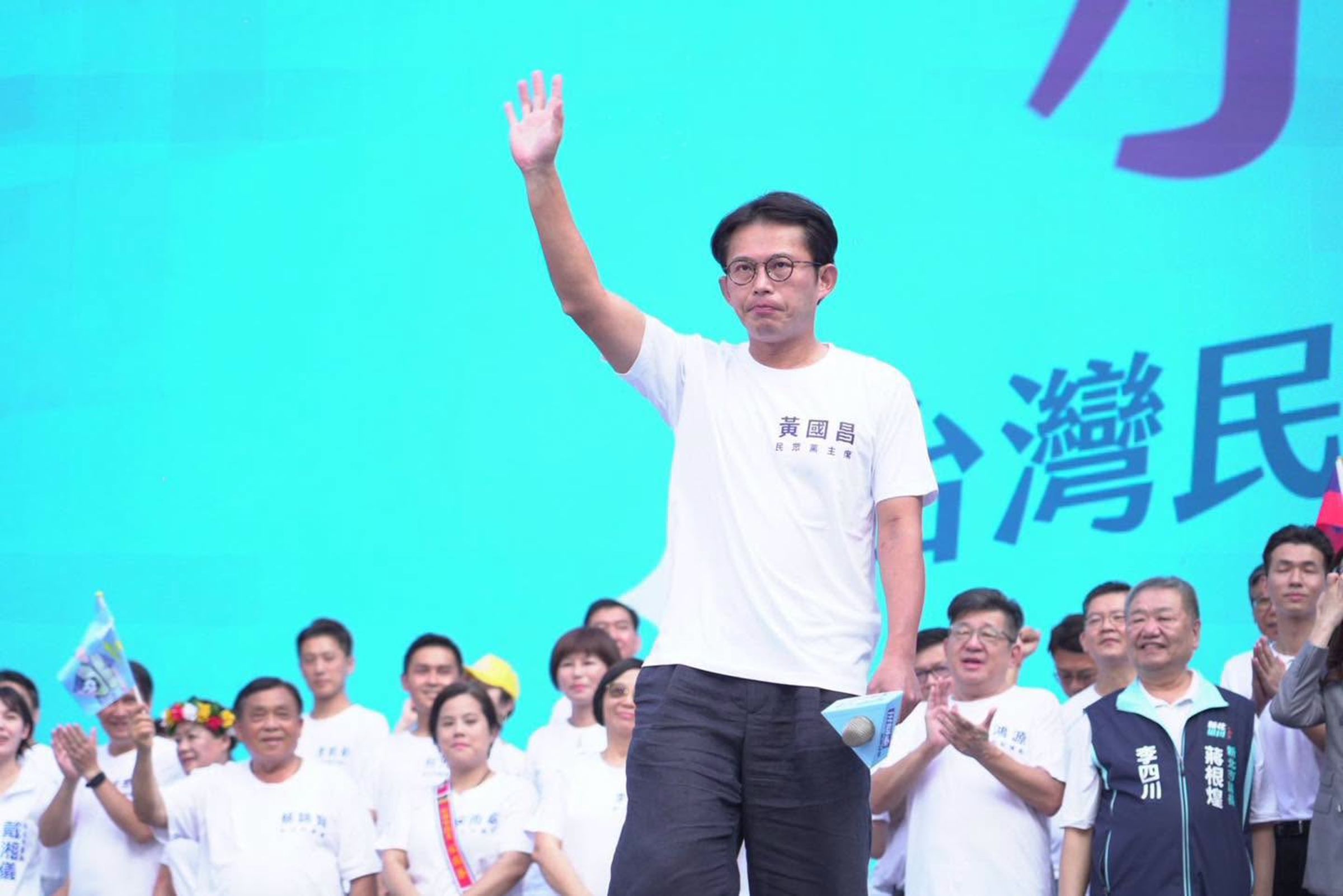 李四川板橋造勢黃國昌相挺,據悉,藍後續宣傳影片,部分將主打黃,以吸引小草票源。(翻攝黃國昌臉書)