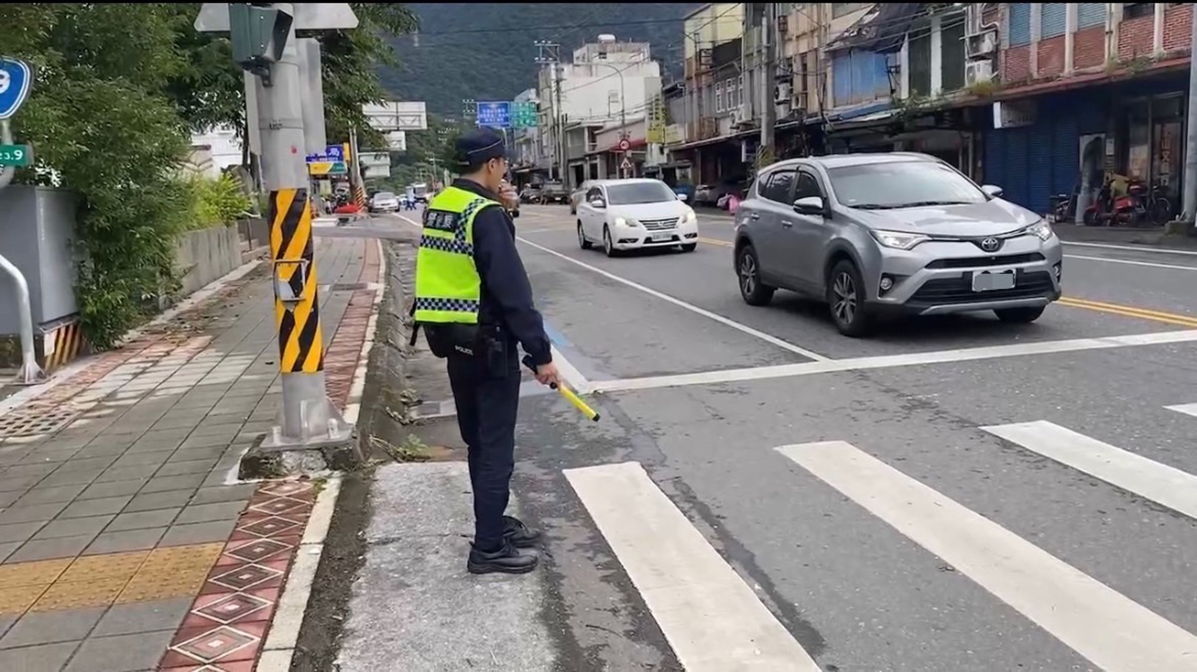 員警在街頭指揮交通,非常辛苦。(警方提供)