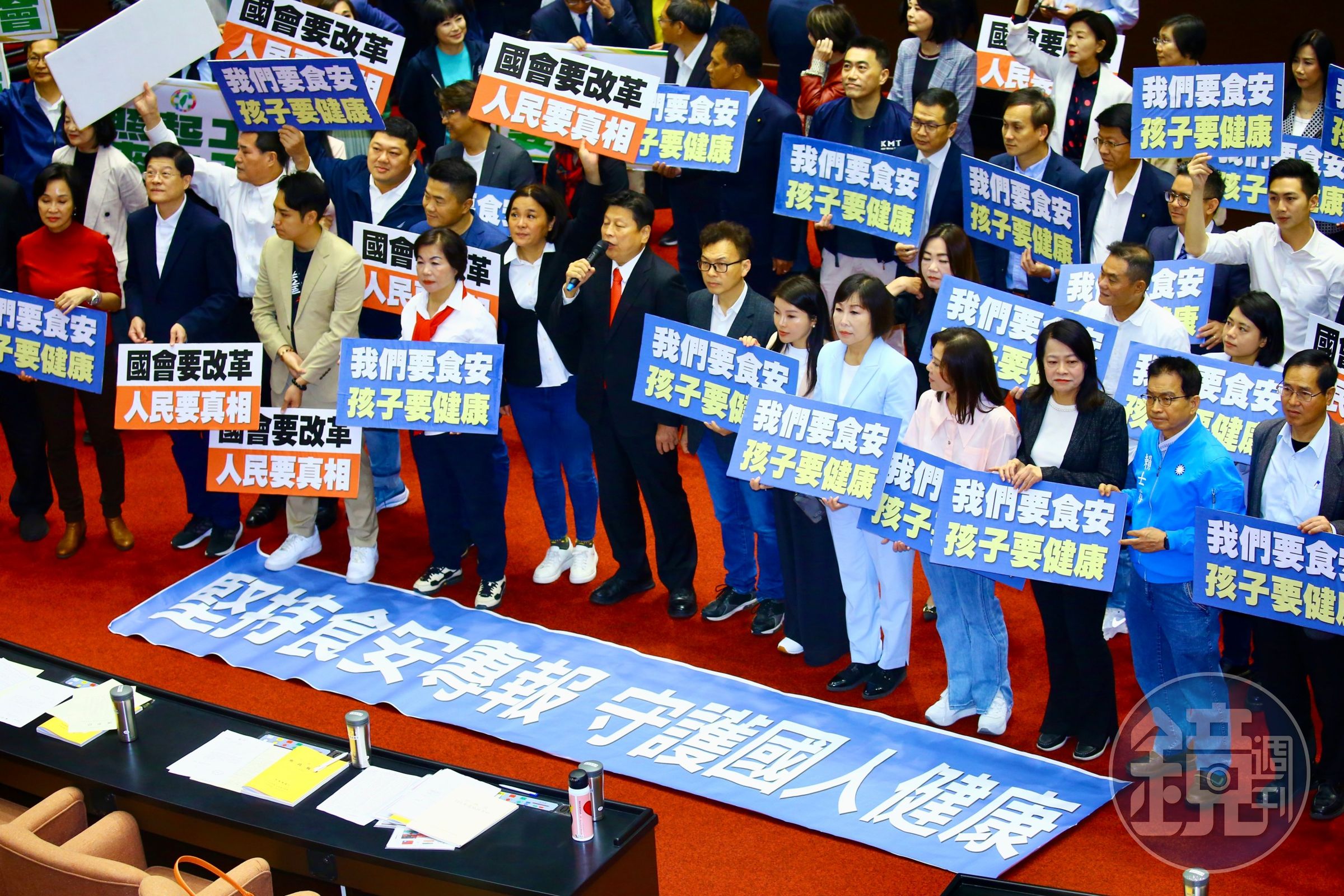 食安報告喬不攏，藍委今舉牌進行杯葛。