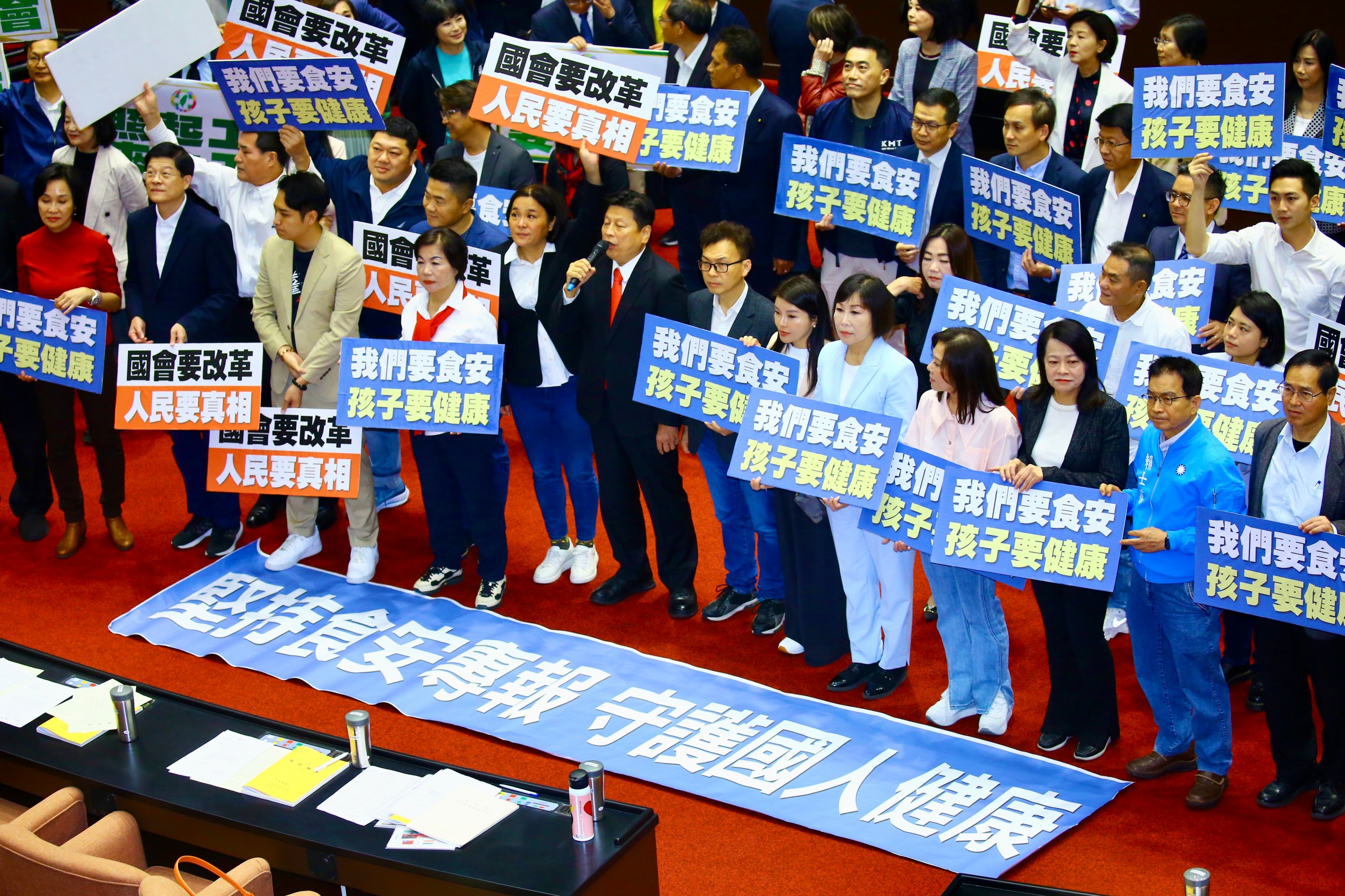 食安報告喬不攏，藍委今舉牌進行杯葛。
