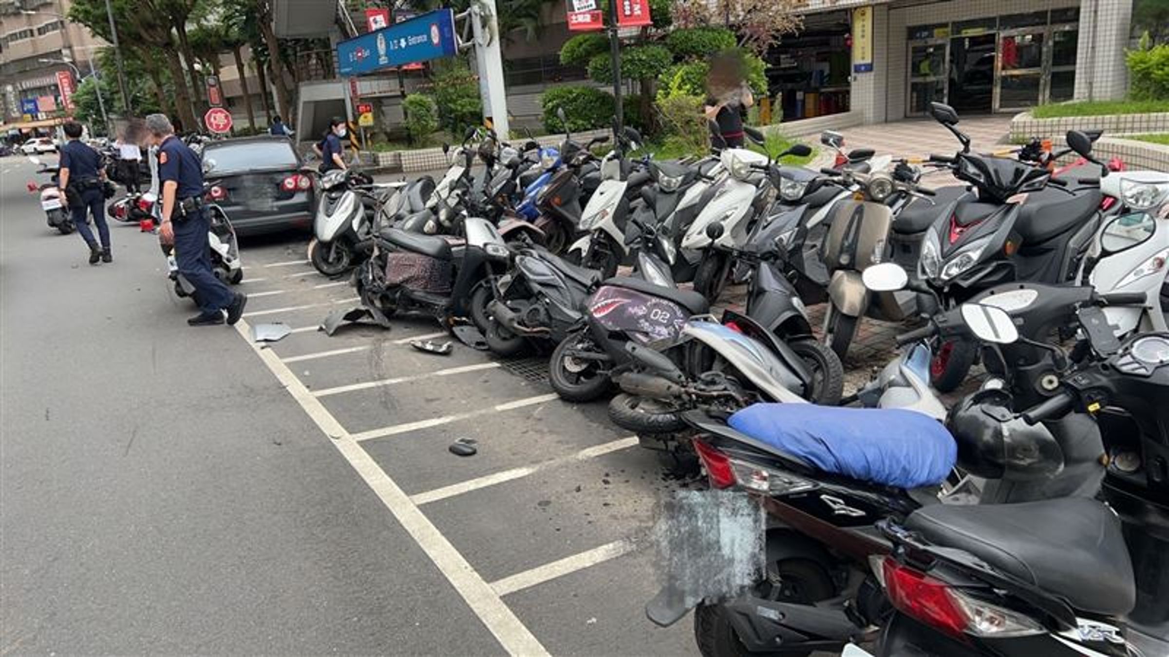 有21輛機車遭受波及。(翻攝畫面)