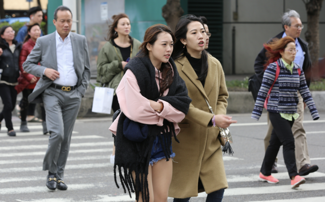 今（19日）強烈大陸冷氣團或寒流逐漸南下，到了週四、五影響最明顯。