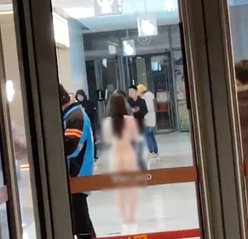 女子全身赤裸在商場內遊走。（翻自《黑料網》）