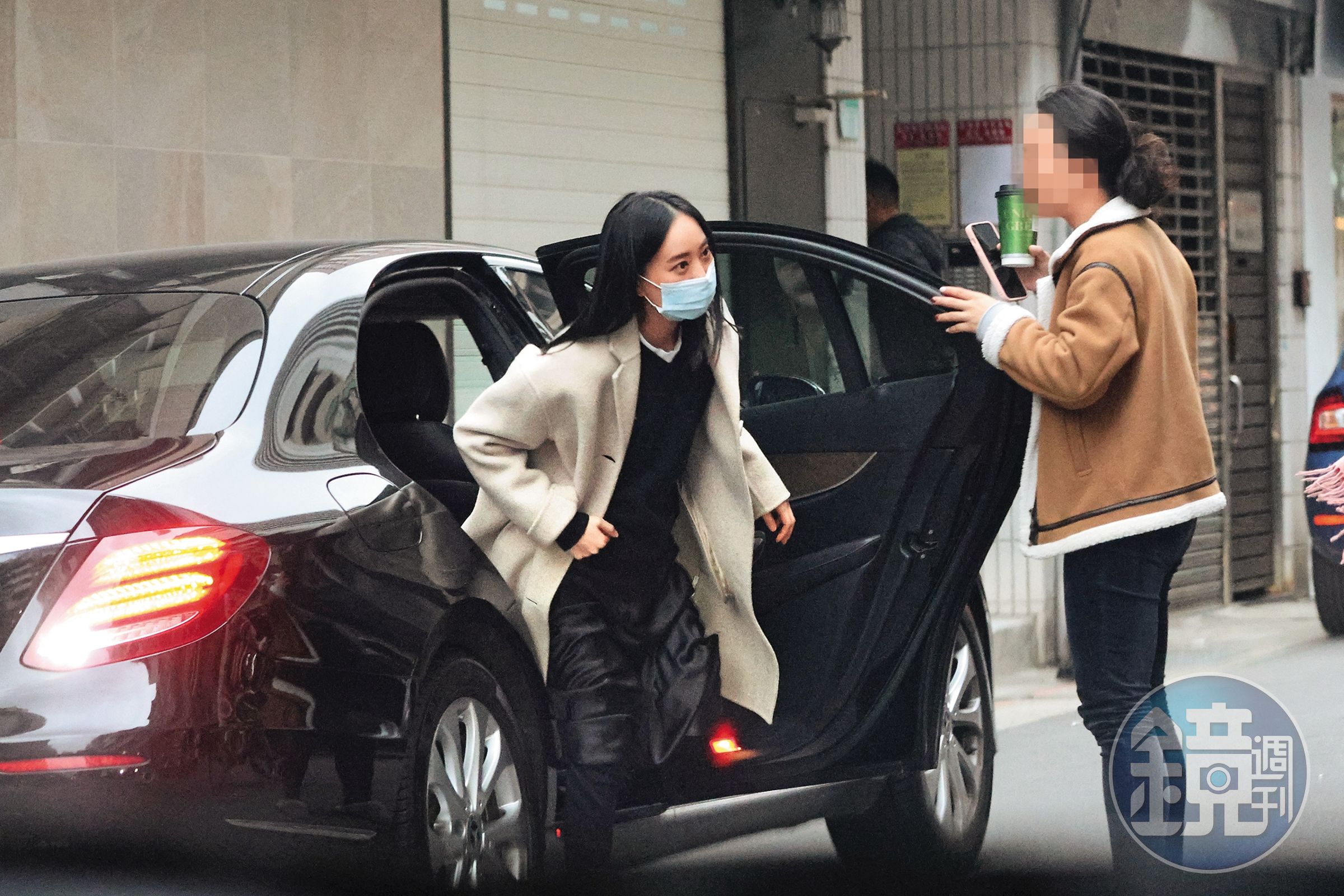 1/16,15:27,劉容嘉(左)和女性親友先搭車到北市仁愛路某處,她下車拿了東西後又返回。