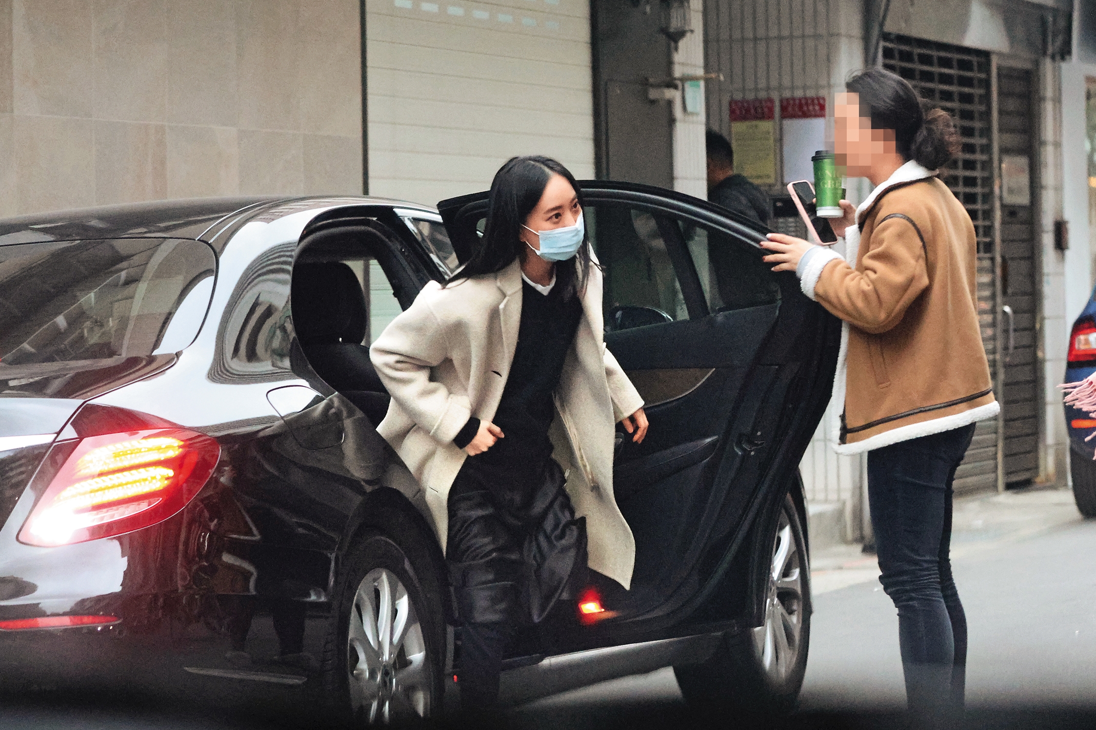 1/16,15:27,劉容嘉(左)和女性親友先搭車到北市仁愛路某處,她下車拿了東西後又返回。