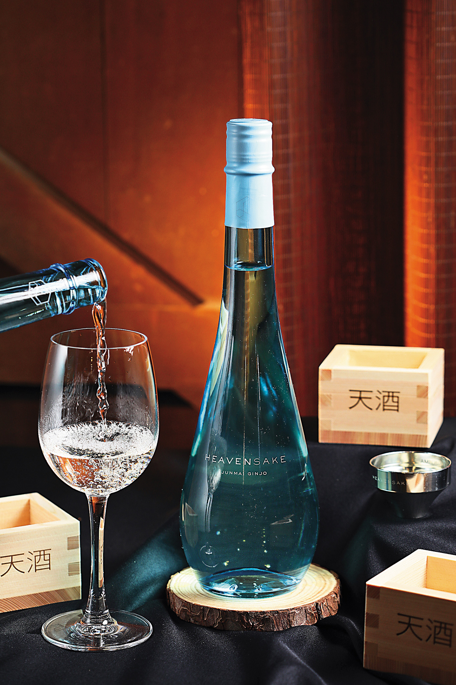 勝山酒造以釀造頂級清酒聞名,合作款「Junmai Ginjo Label Azur」擁有奶油麵包的甜香,麥香與果香交織。(2,980元/瓶)