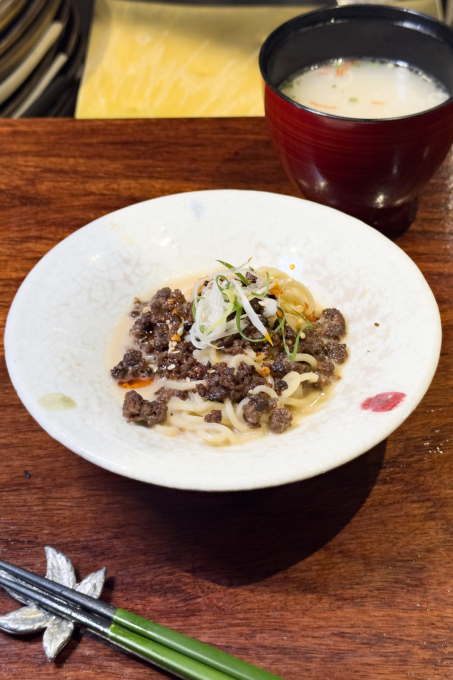拌入和牛絞肉的「擔擔麵」，結合胡麻與椒香，讓人忍不住想再來一碗。