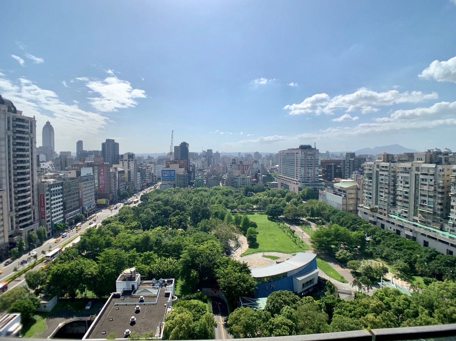 永慶房產集團比較台北市12行政區的豪宅交易量變化,發現中山區已和大安區並列豪宅熱門區域!(房市示意圖)