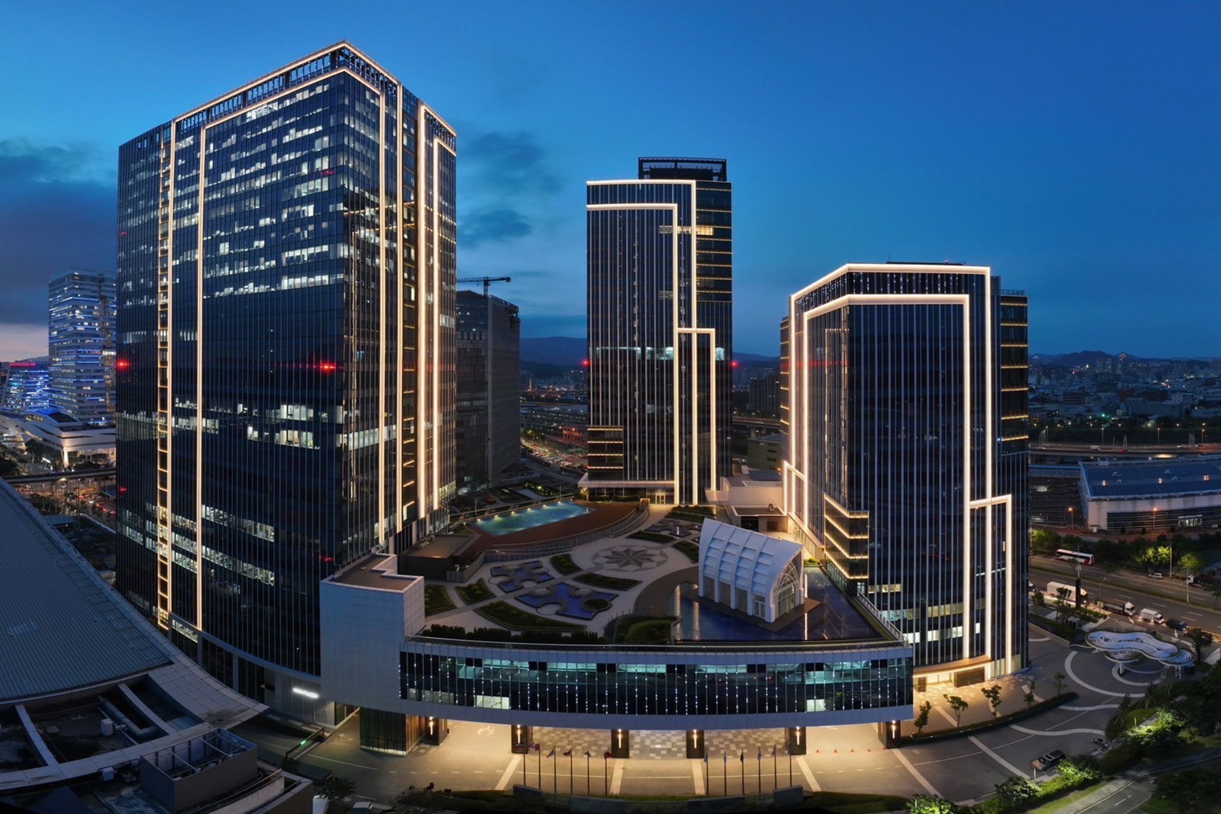 台北南港大地雅詩閣酒店外觀夜景，結合現代建築設計與國際品牌風格。（業者提供）