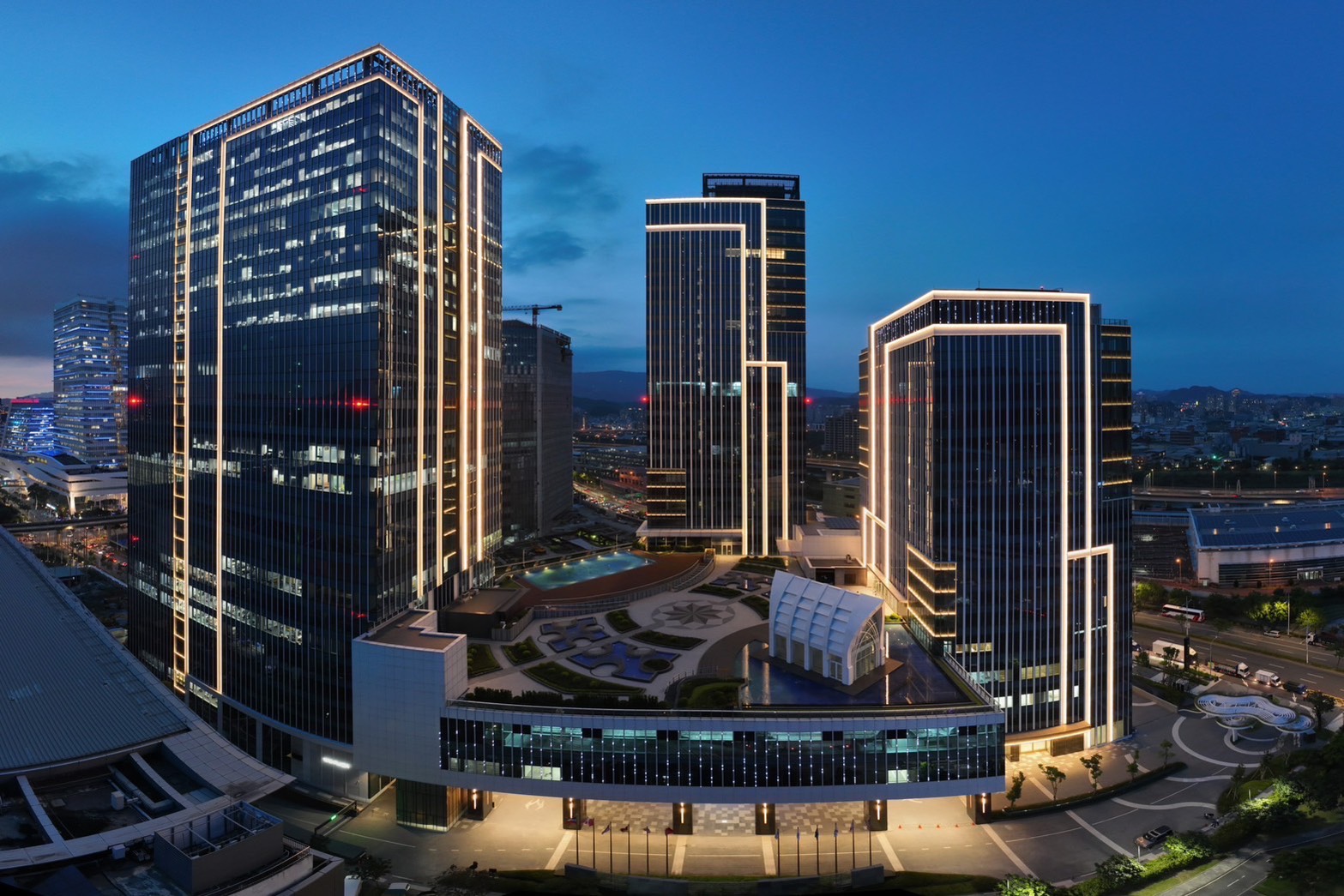 台北南港大地雅詩閣酒店外觀夜景，結合現代建築設計與國際品牌風格。（業者提供）