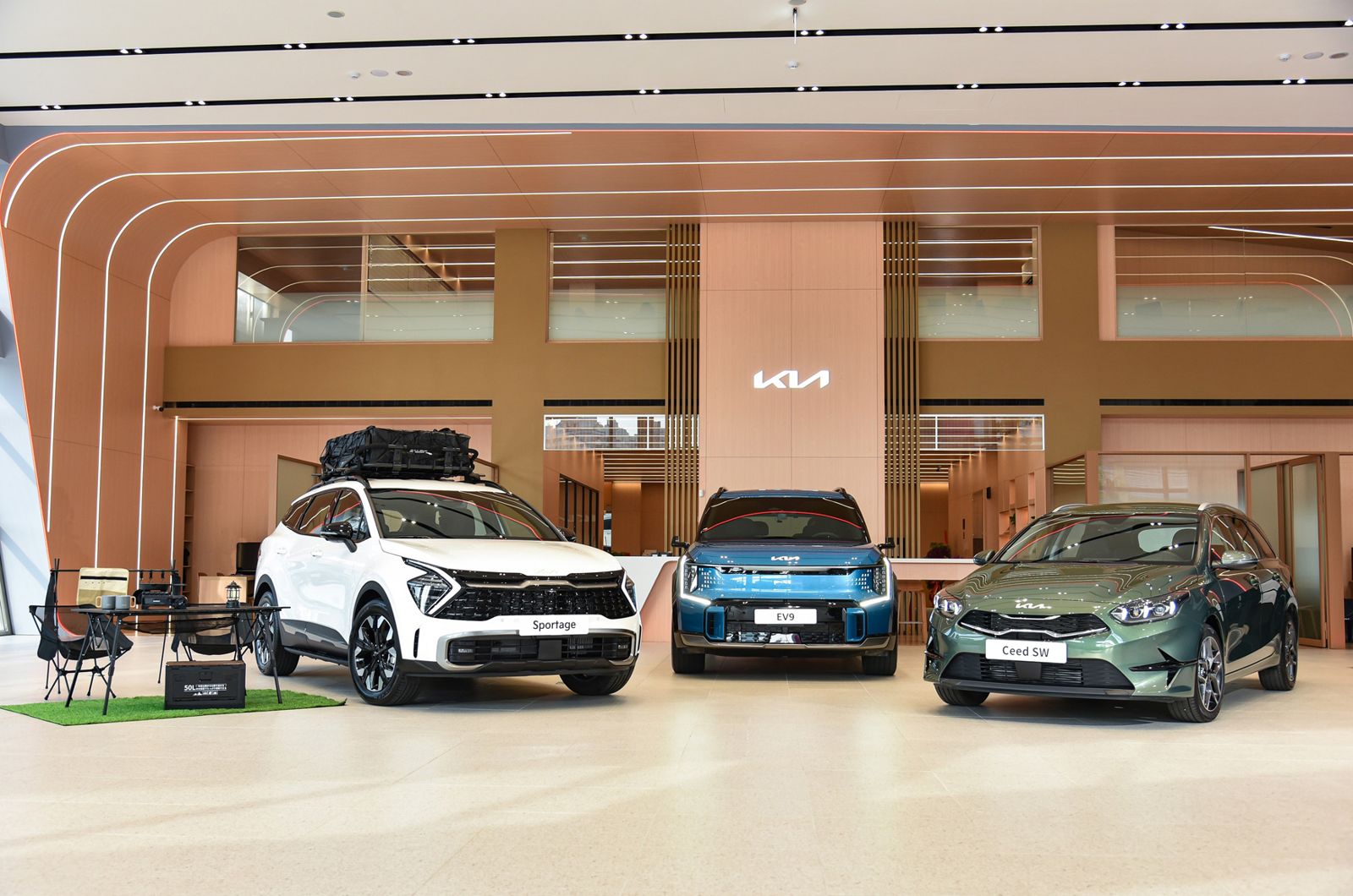 Kia南台中3S展示中心占地總面積近600坪，內部設計則遵循Kia Store的原廠CI規範精心打造。