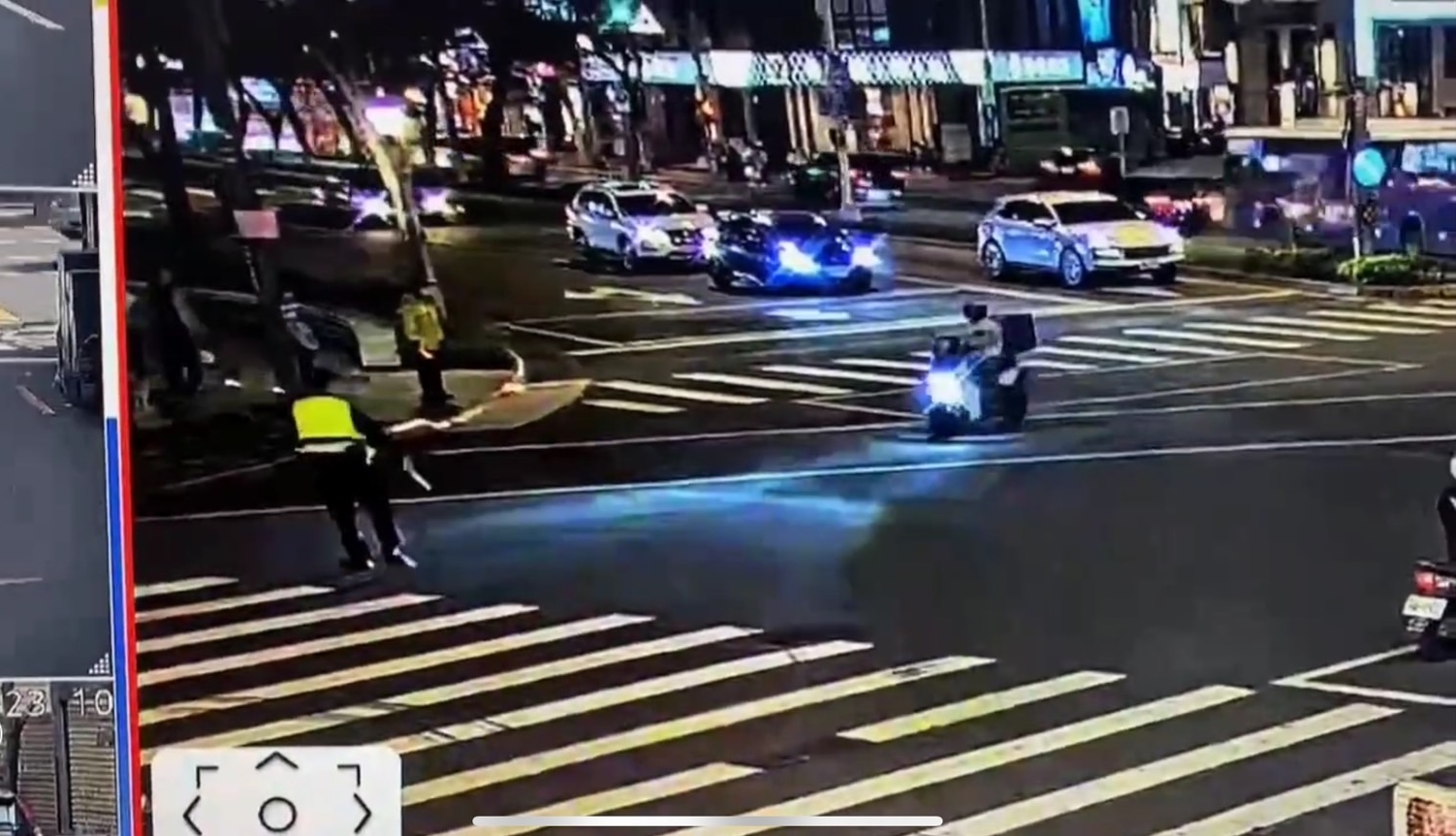 曾姓外送員騎乘黃牌機車違規左轉，隨即被員警攔下。（翻攝畫面）