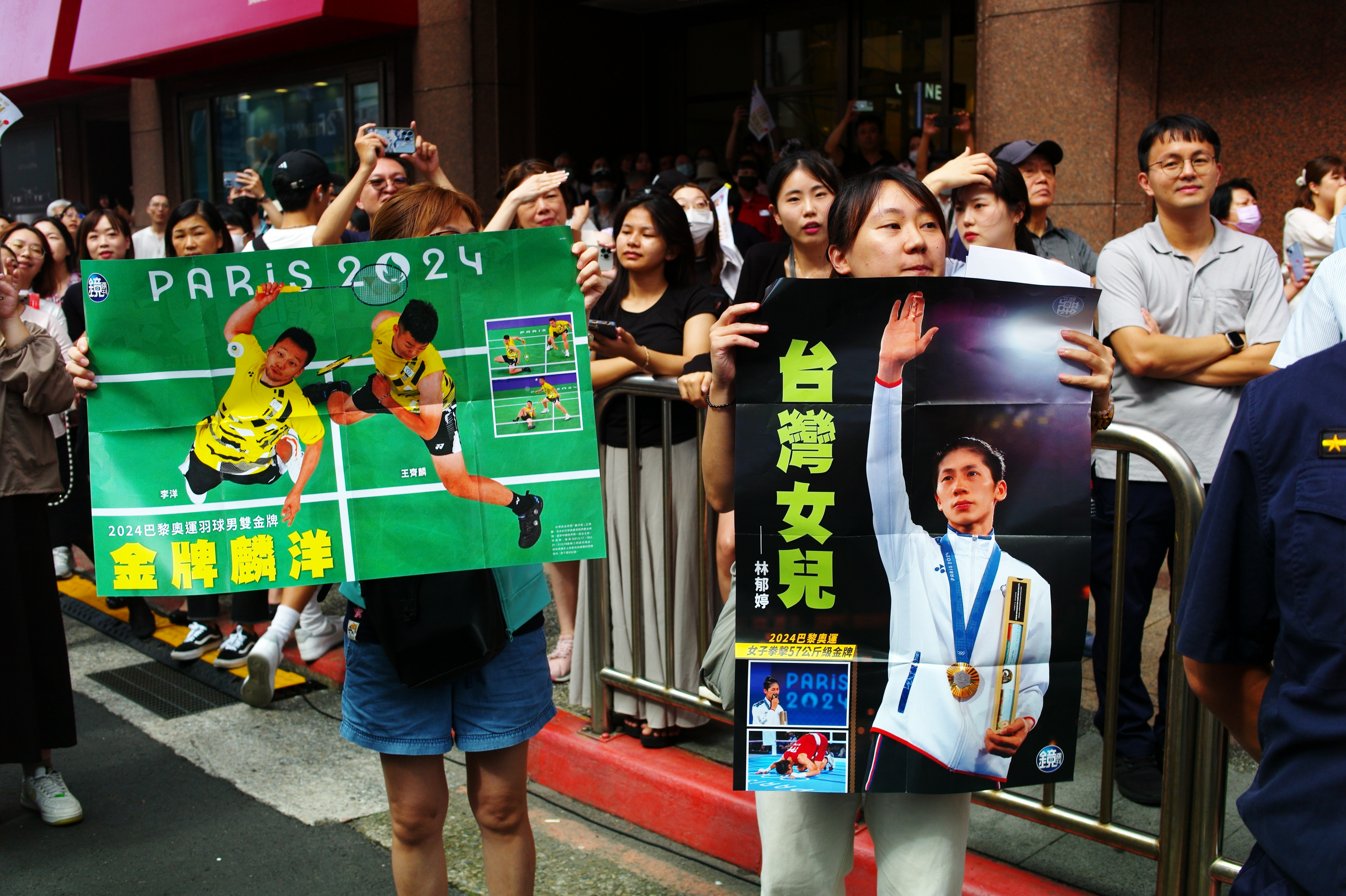 有民眾攜帶本刊410期和411期隨紙本刊物附贈的台灣之光海報。