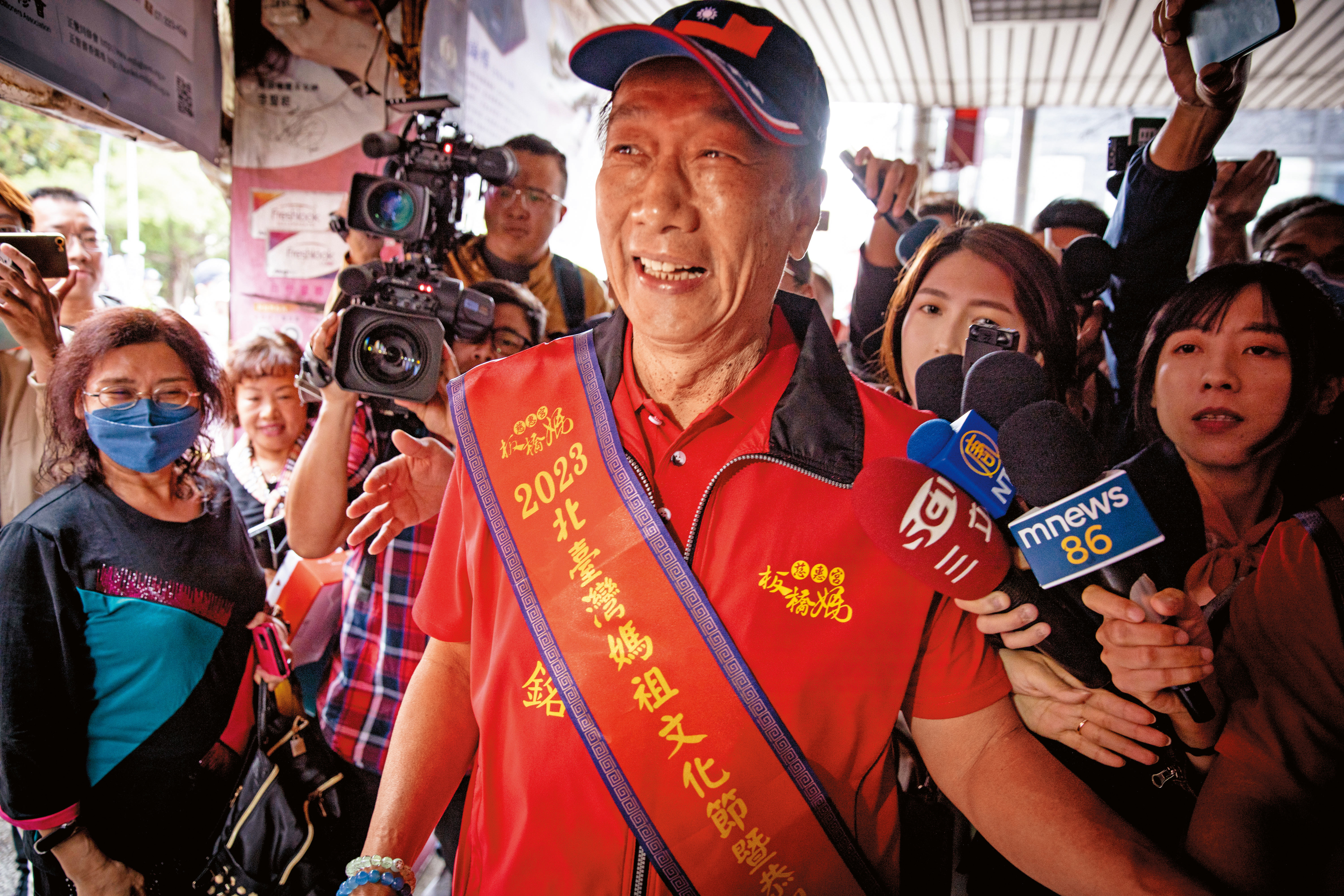 鴻海創辦人郭台銘(圖)連署過關與否,及是否轉向與柯文哲合作,仍受外界關注。