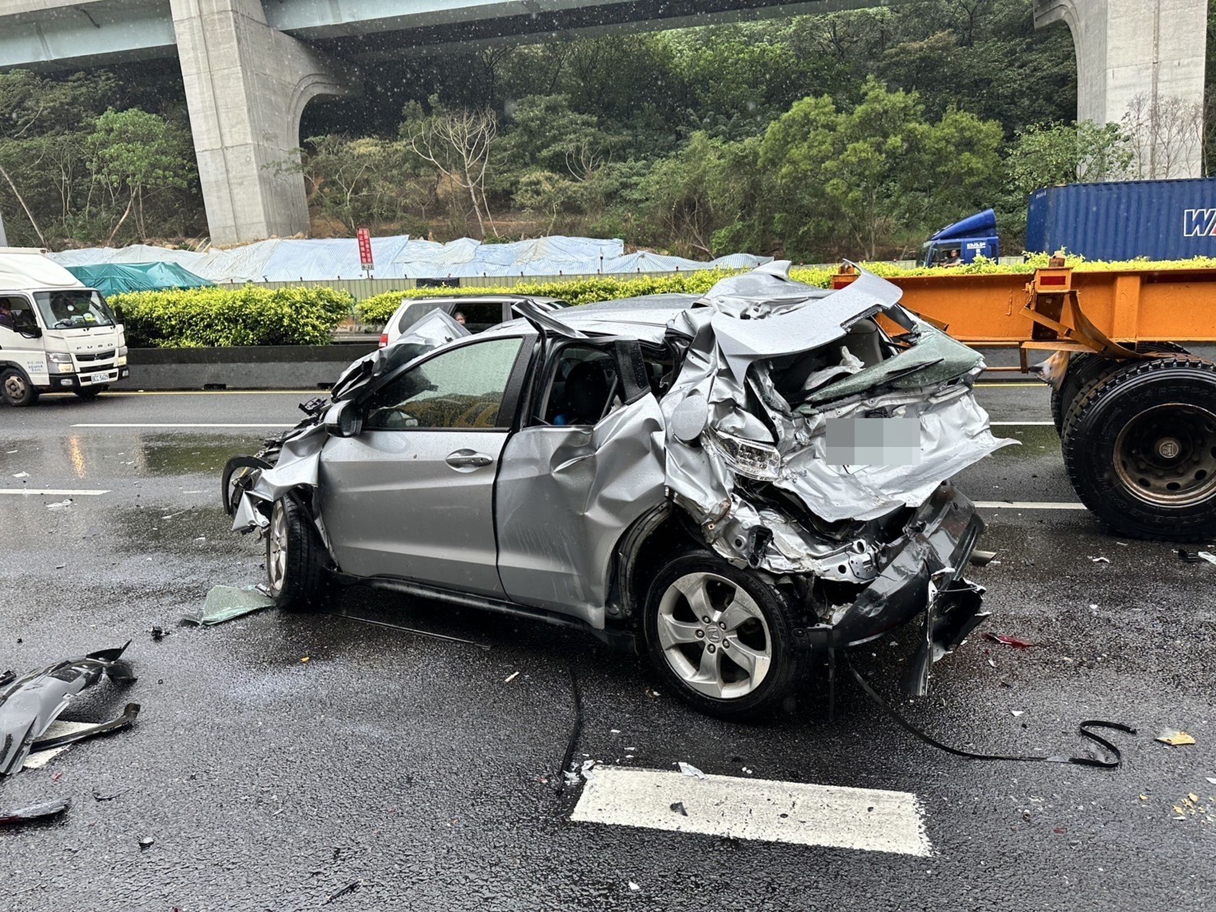 李男駕駛的銀色轎車首當其衝，車子被撞到幾乎成了廢鐵。（翻攝畫面）