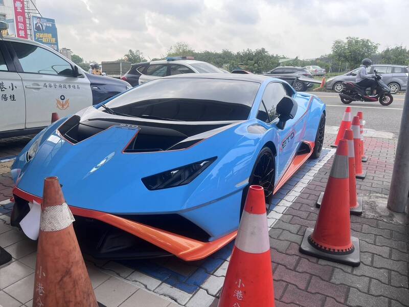 侯姓男子駕駛藍色藍寶堅尼超跑在小港街頭明顯超速，警方攔查發現他駕照遭註銷，依法開罰並將超跑移置保管。（翻攝畫面）