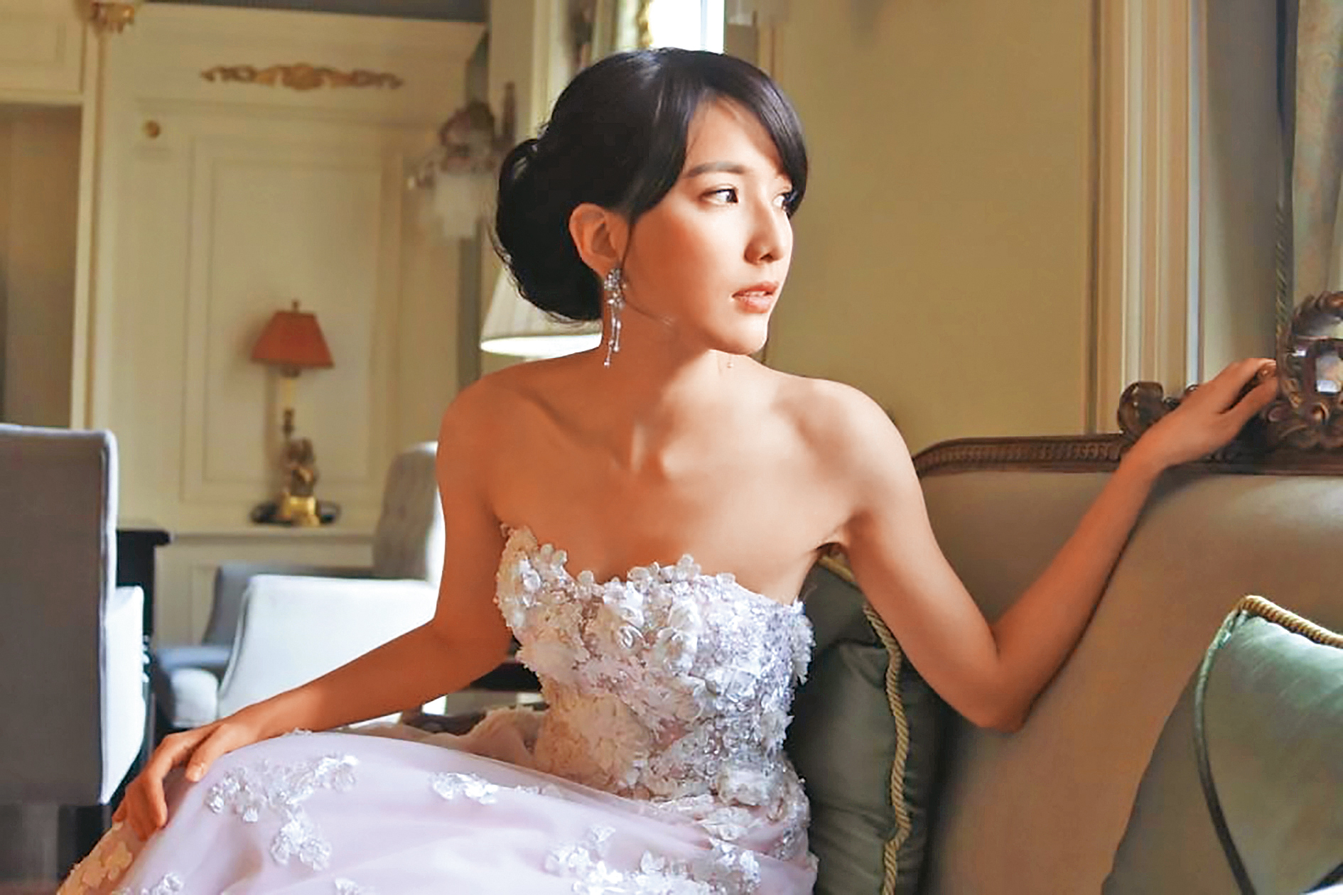 陳匡怡曾在社群po出多張小禮服和婚紗照，還一度引起網友討論是不是結婚了。（翻攝自陳匡怡IG）