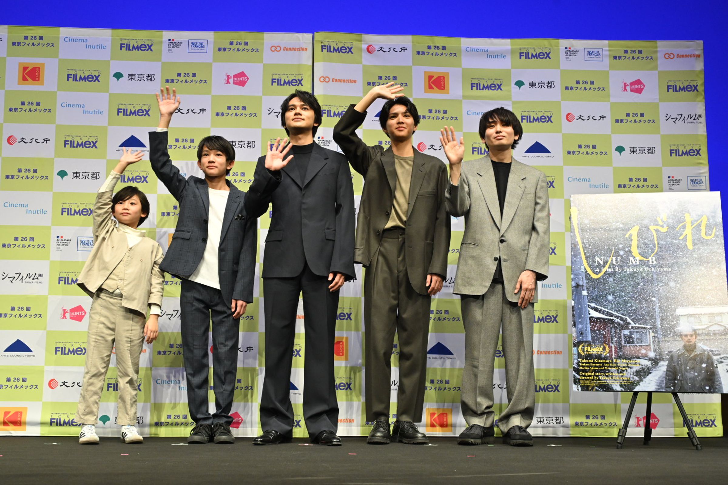 飾演大地的四位演員龝本陽月(左起)、加藤庵次、北村匠海、榎本司日前在東京FILMeX電影節首度齊聚,右為導演內山拓也。(內山拓也提供)