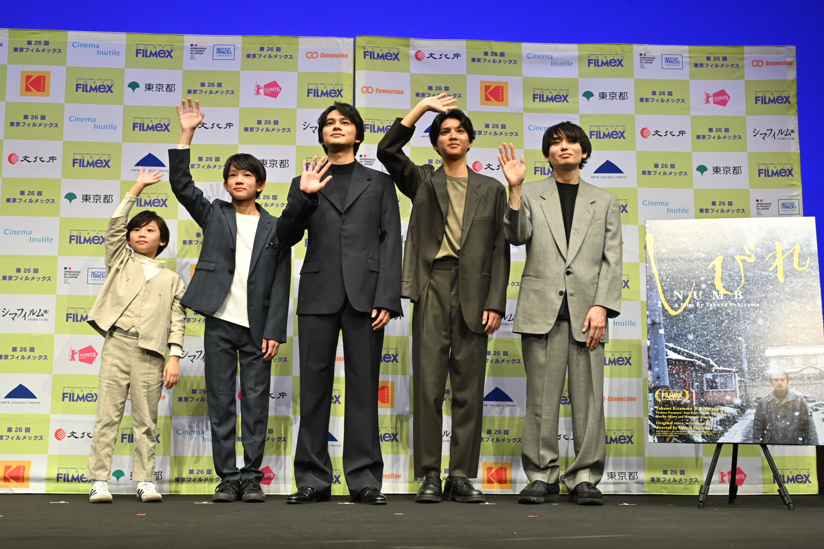 飾演大地的四位演員龝本陽月（左起）、加藤庵次、北村匠海、榎本司日前在東京FILMeX電影節首度齊聚，右為導演內山拓也。（內山拓也提供）