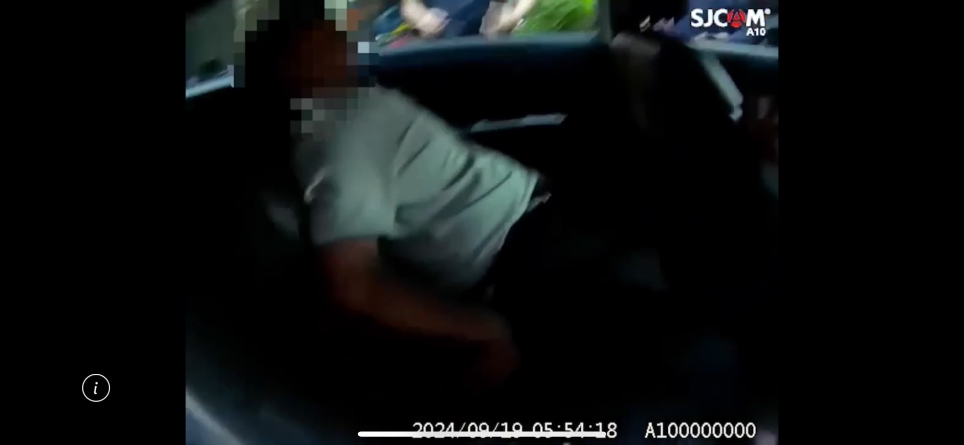 警方到場發現余姓男子酒醉癱坐計程車後座睡覺。（翻攝畫面）