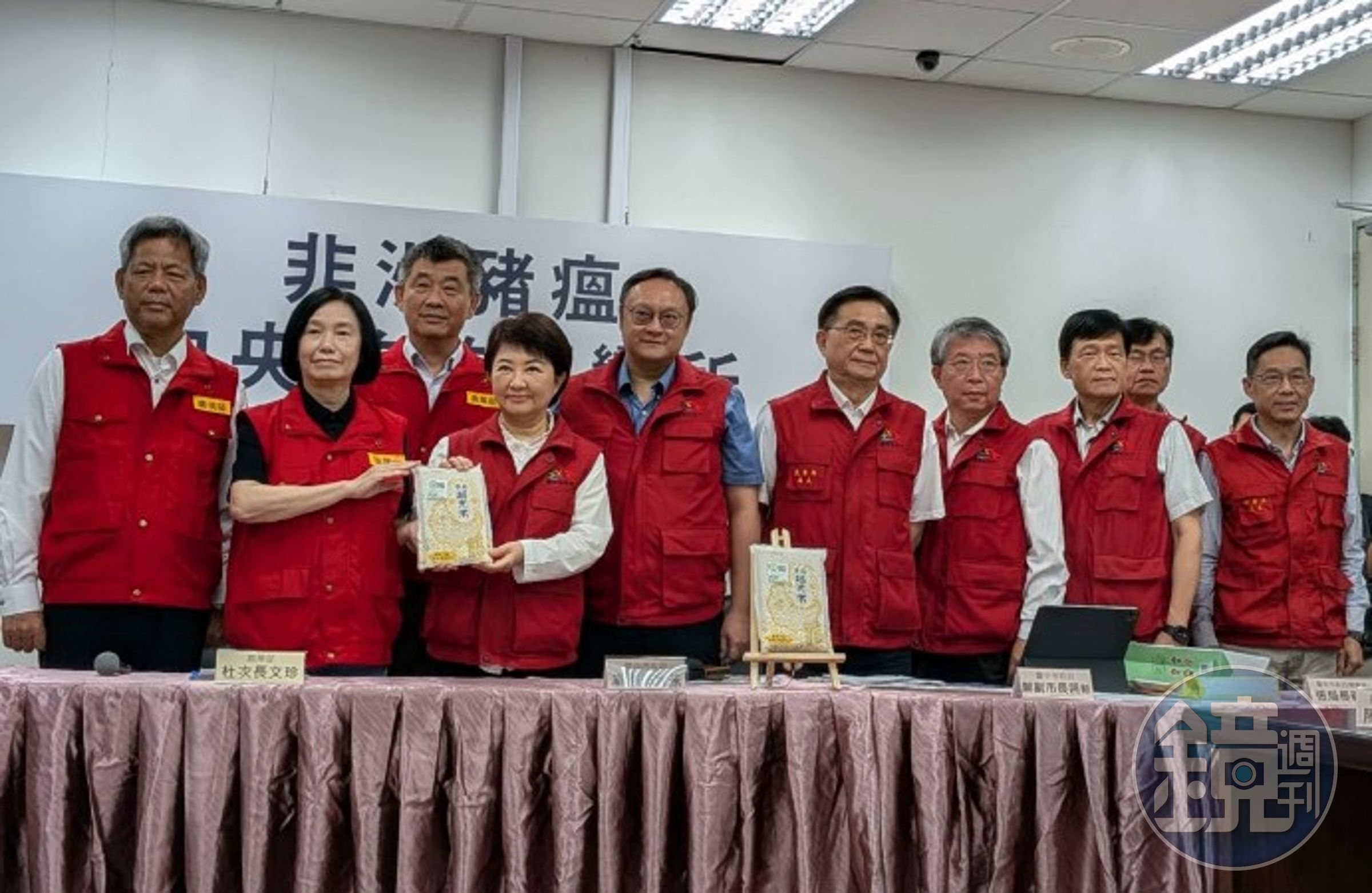 農業部次長杜文珍在最後一次記者會上送一包台南越光米給台中市府,期許市府疫情清光光。(鄧玉瑩攝影)