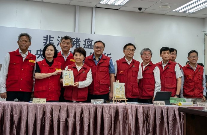 農業部次長杜文珍在最後一次記者會上送一包台南越光米給台中市府，期許市府疫情清光光。（鄧玉瑩攝影）