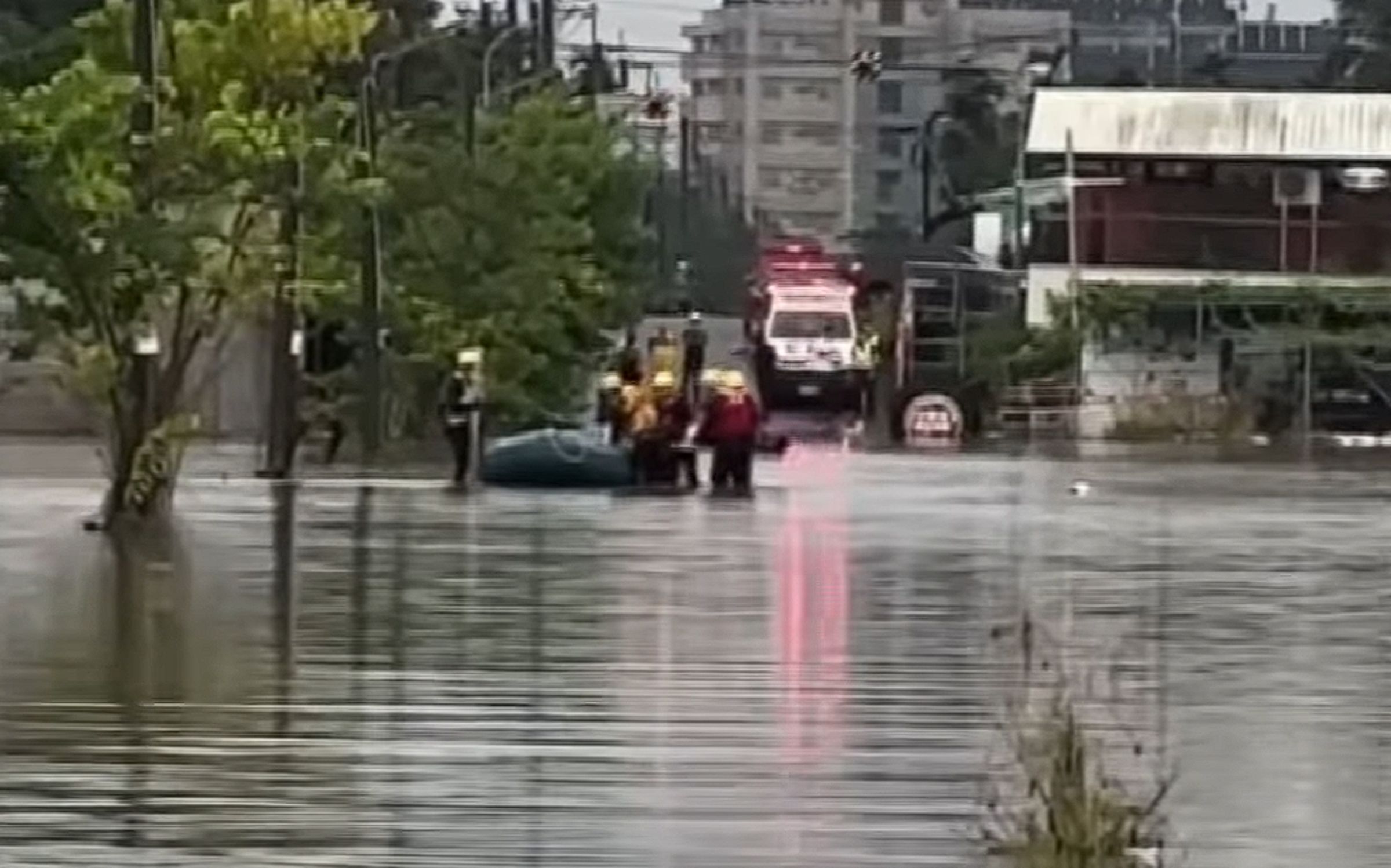 南投市一名陳姓騎士不聽勸阻、堅持闖越封鎖線,隨即摔車滅頂、不幸溺斃。(翻攝畫面)