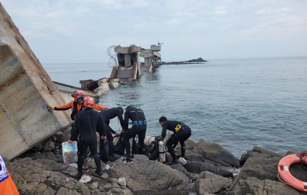 南韓慶尚北道浦項市1座知名海上觀景橋，今下午驚傳部分橋體崩塌。（翻攝自hankookilbo.com）
