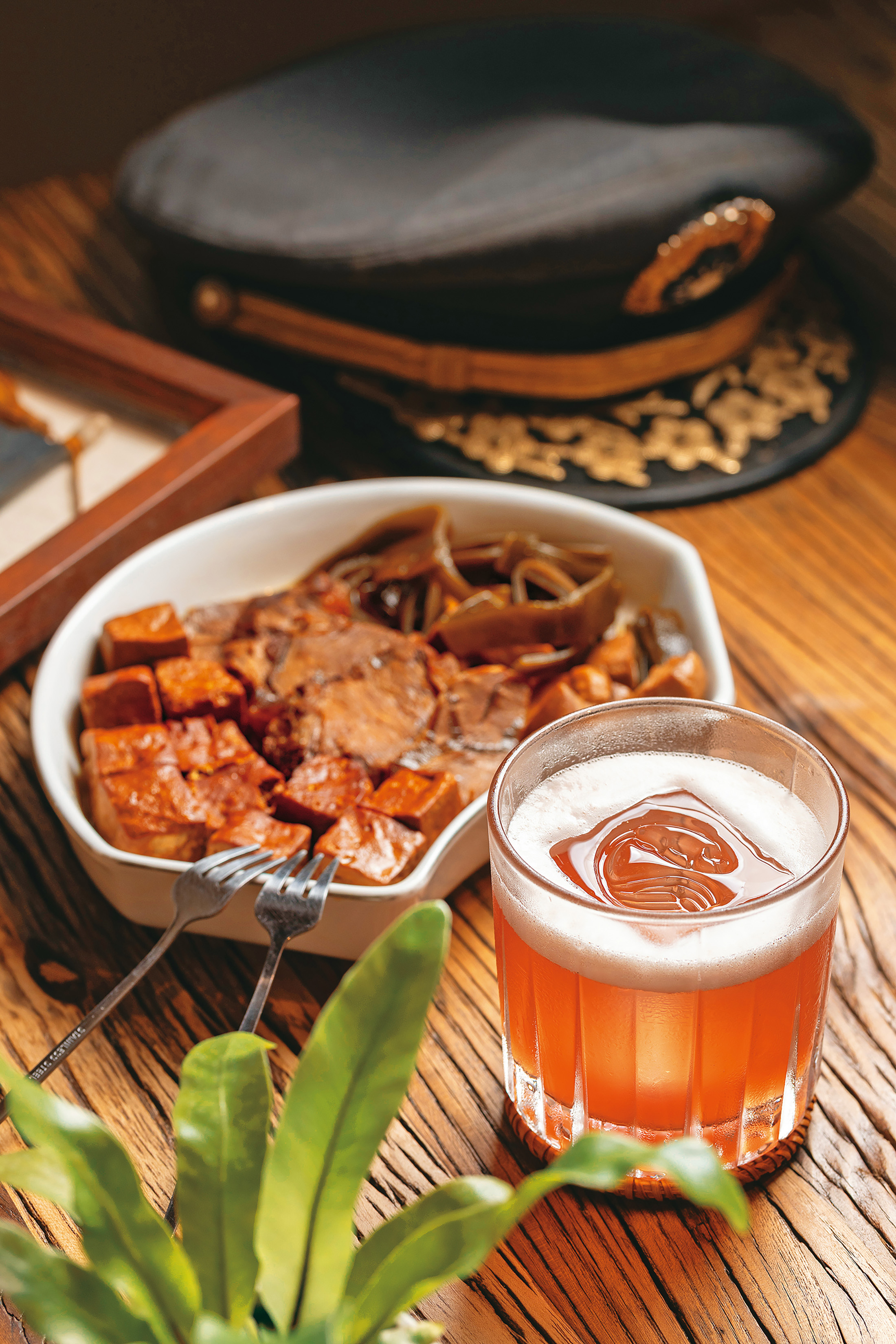 「司令不喝酒」(前,320元/杯)熱帶果香飽滿厚實;「匠人滷味拼盤」(後,200元/份)吃得到滿滿眷村滋味。