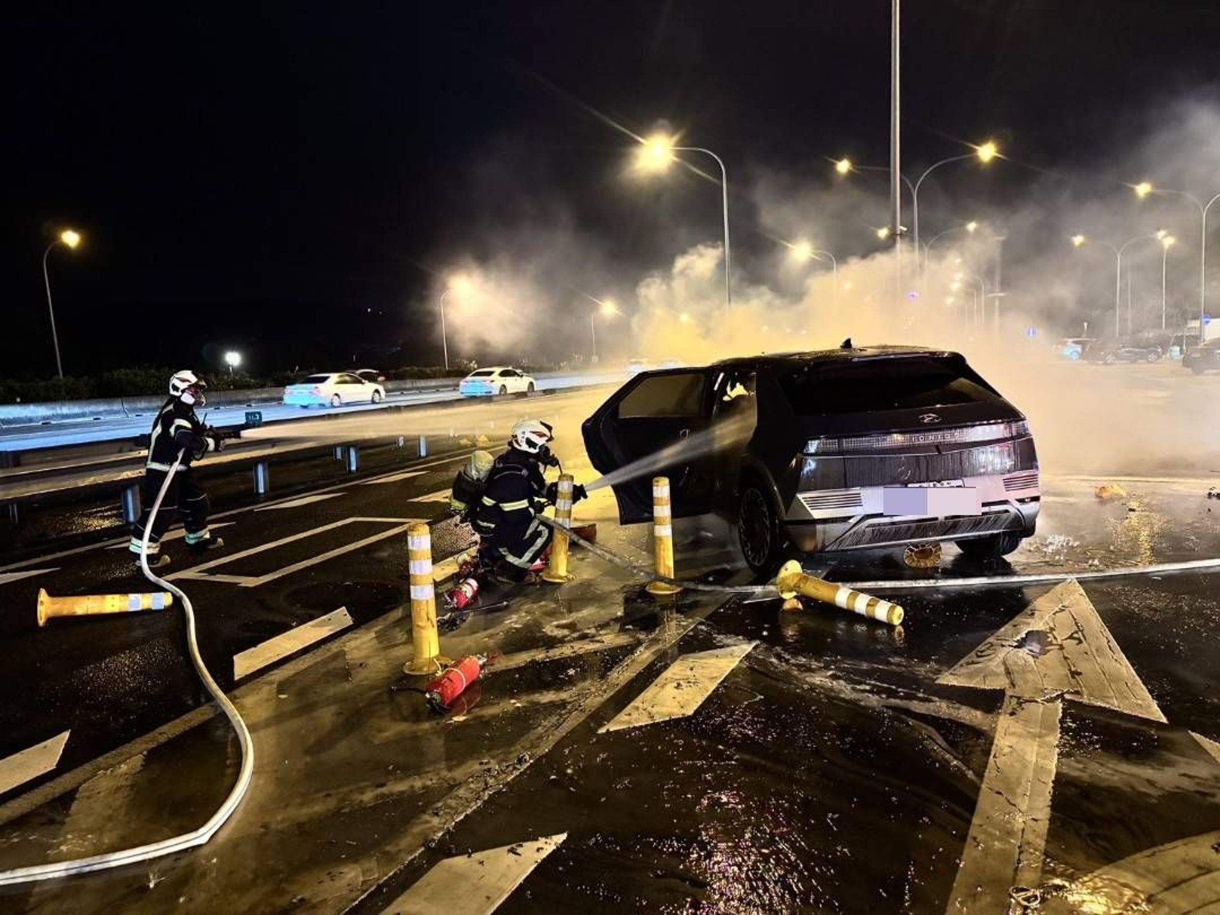 楊梅休息站路段昨晚發生一起電動車自撞分隔道火燒車意外，造成4死4傷悲劇。（翻攝畫面）