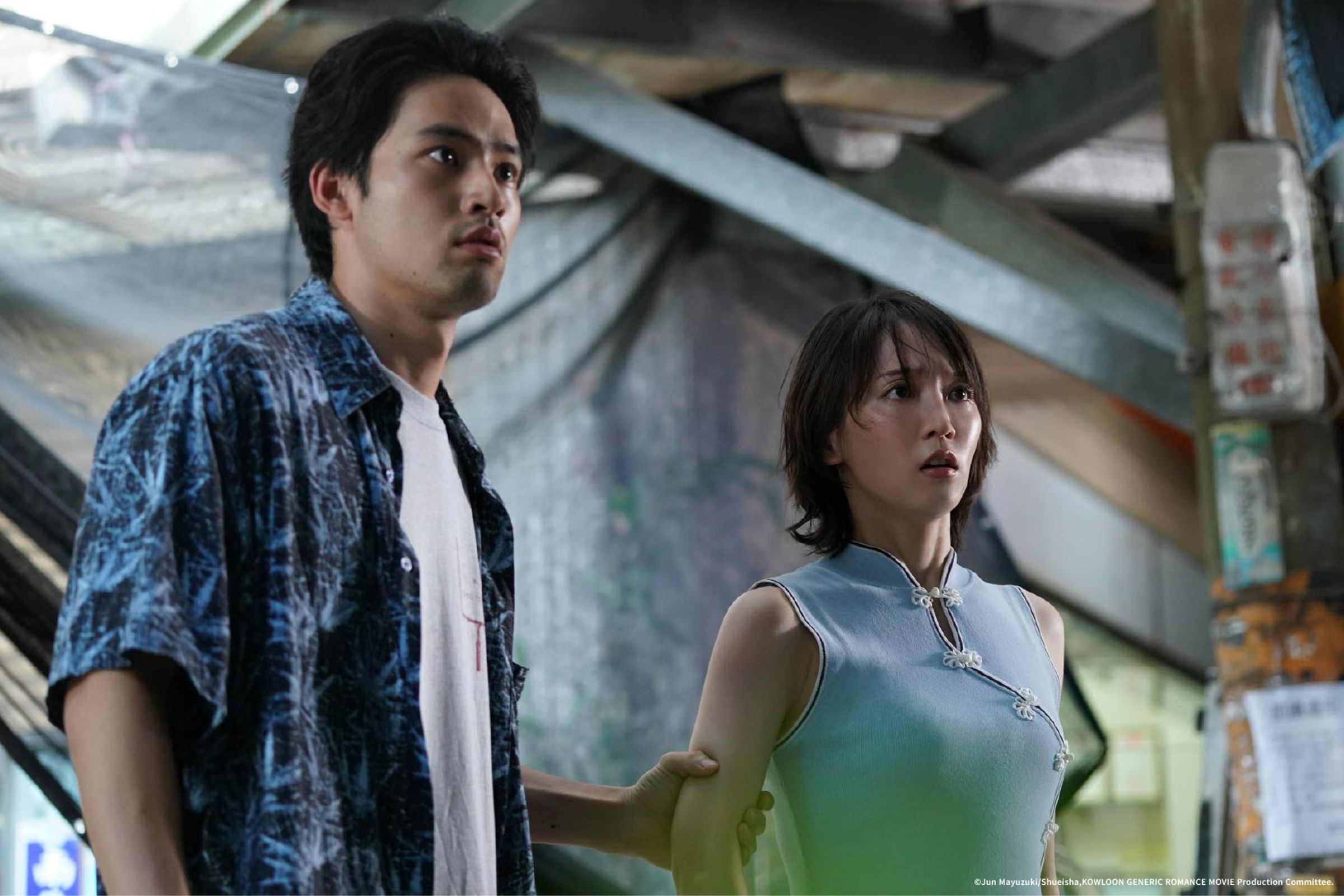 吉岡里帆（右）與水上恒司合作演出《九龍大眾浪漫》，電影幾乎全在台灣取景拍攝。（羚邦提供）