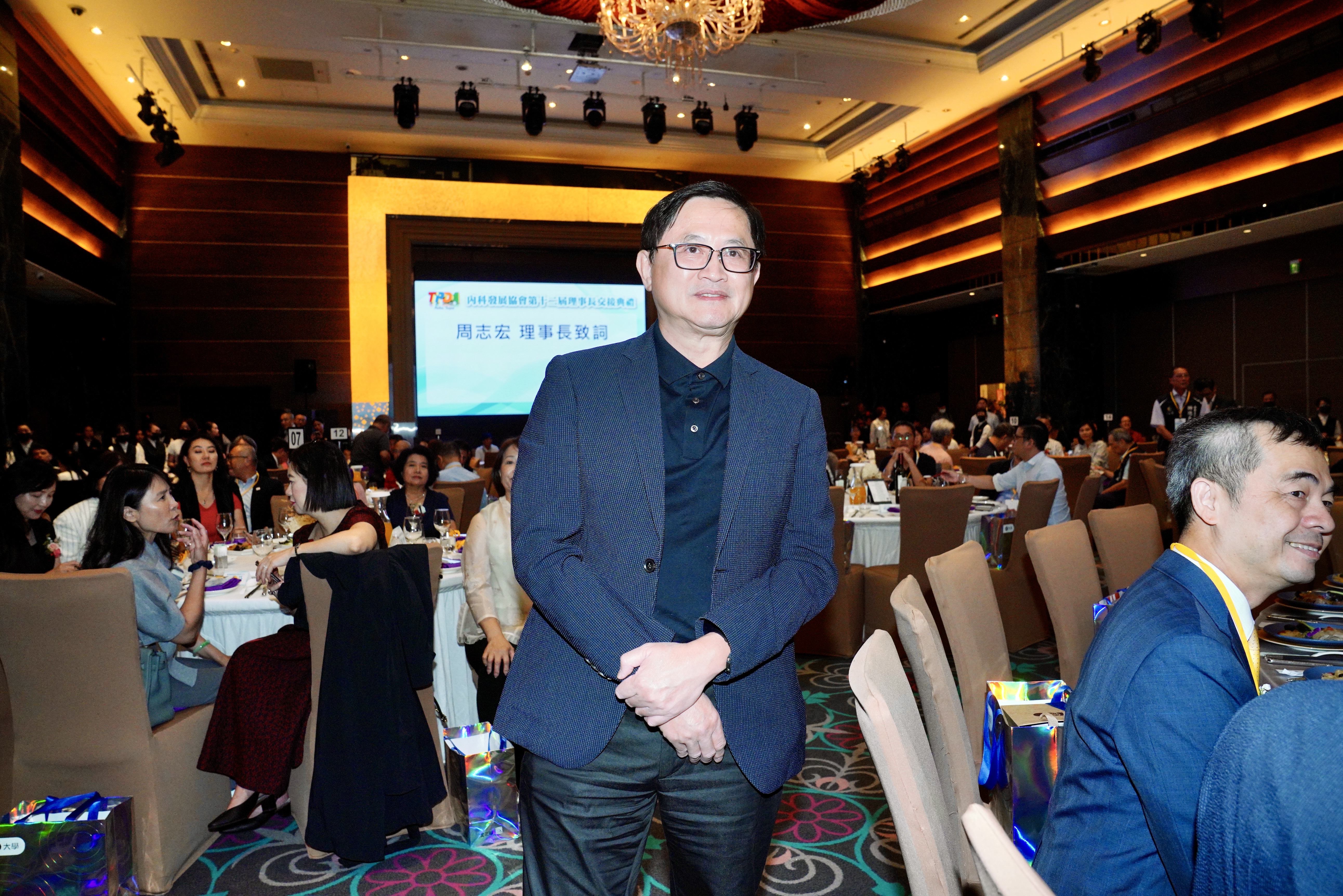 和碩集團董事長童子賢今（1日）晚出席12 屆內湖科技園區發展協會理事長交接典禮。