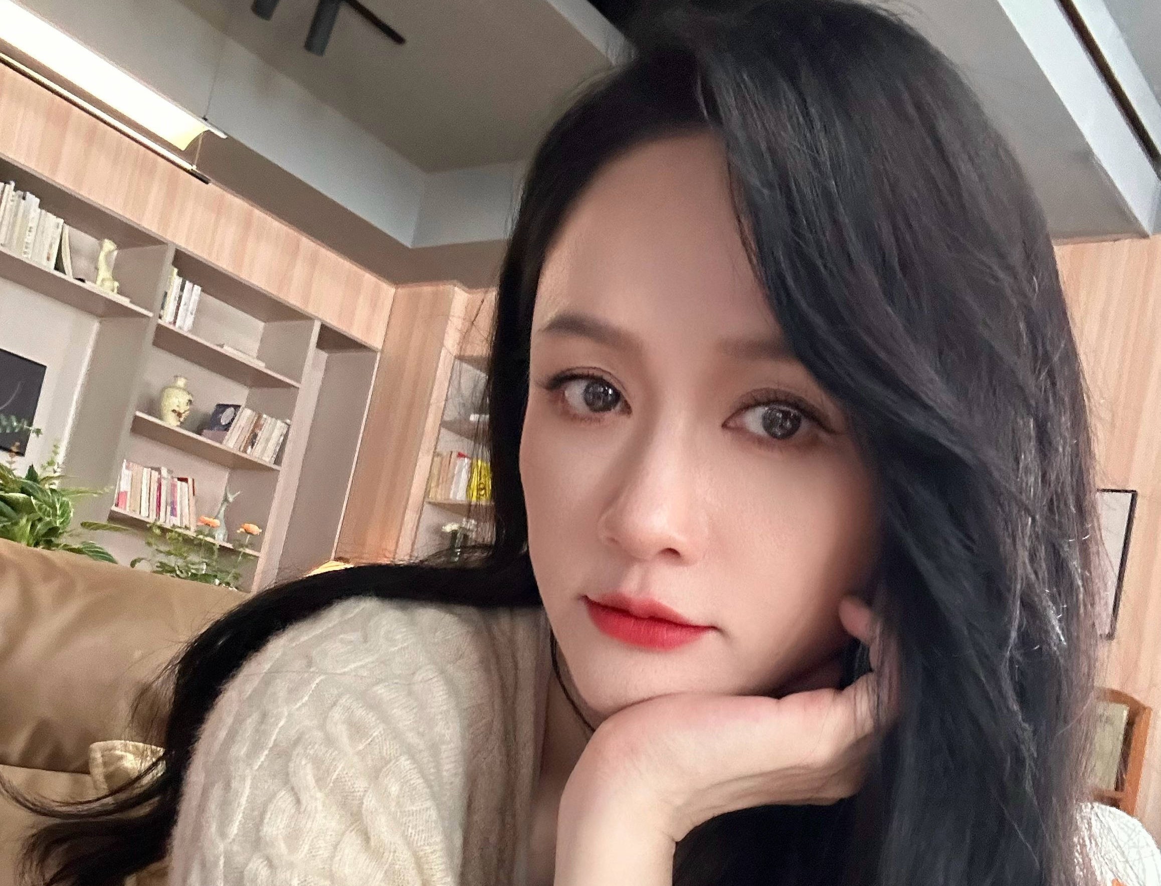 陳喬恩被小粉紅質疑不用簡體字，她回酸用英文取ID的對方「英文名大姊」，戳到不少中國大陸網友笑點。（陳喬恩微博）