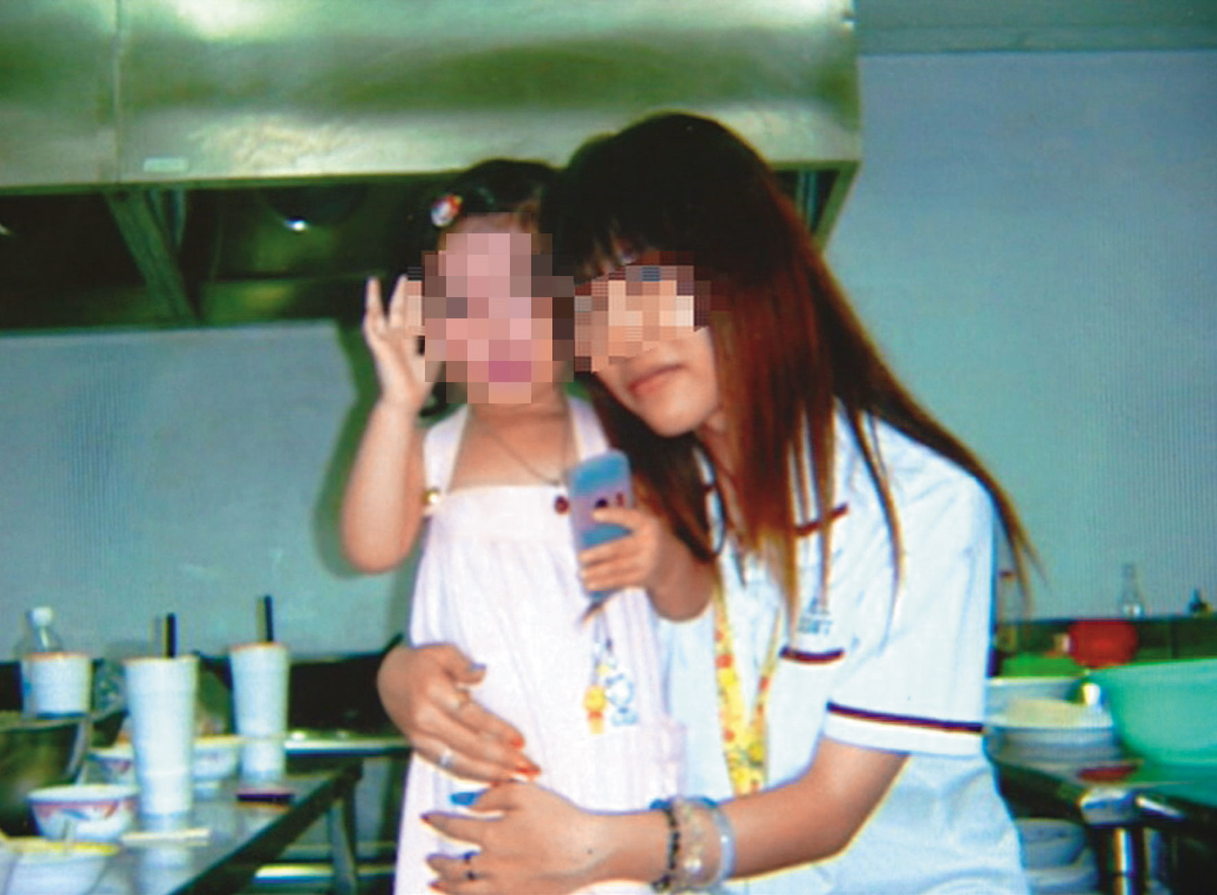 李女（右）因不堪男友施暴，帶著女兒（左）北上投靠二名表姊，卻導致女兒遭虐死亡。（翻攝畫面）