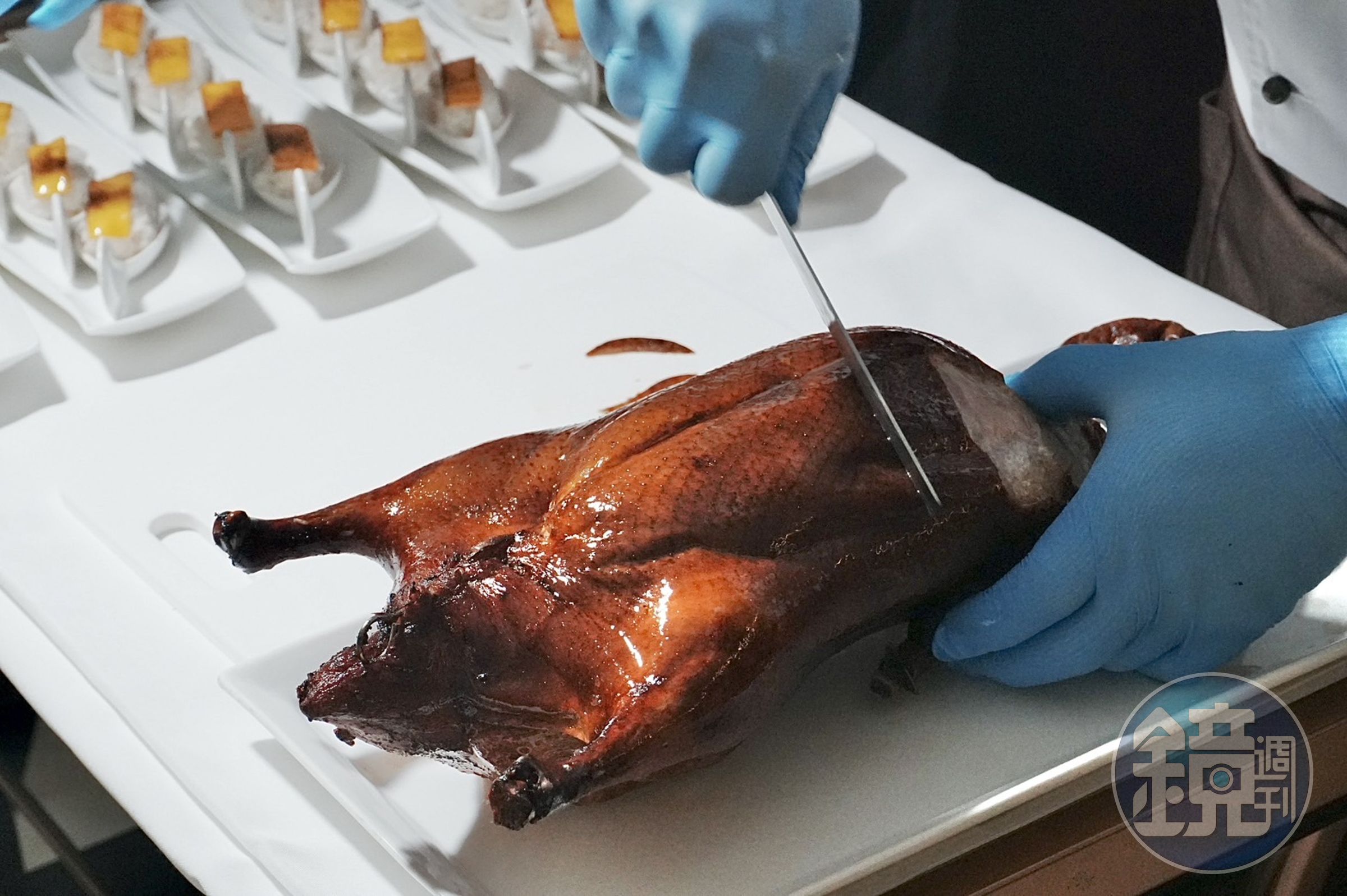 「桂花片皮烤鴨」在醃製鴨肉時使用沙薑、五香粉、八角粉搭配鹽、胡椒與桂花蜜製成的「鴨鹽」,淡淡的桂花氣息沁入肉質,增添烤鴨的優雅滋味。(2,880元/二吃,三吃另加660元、四吃另加780元)